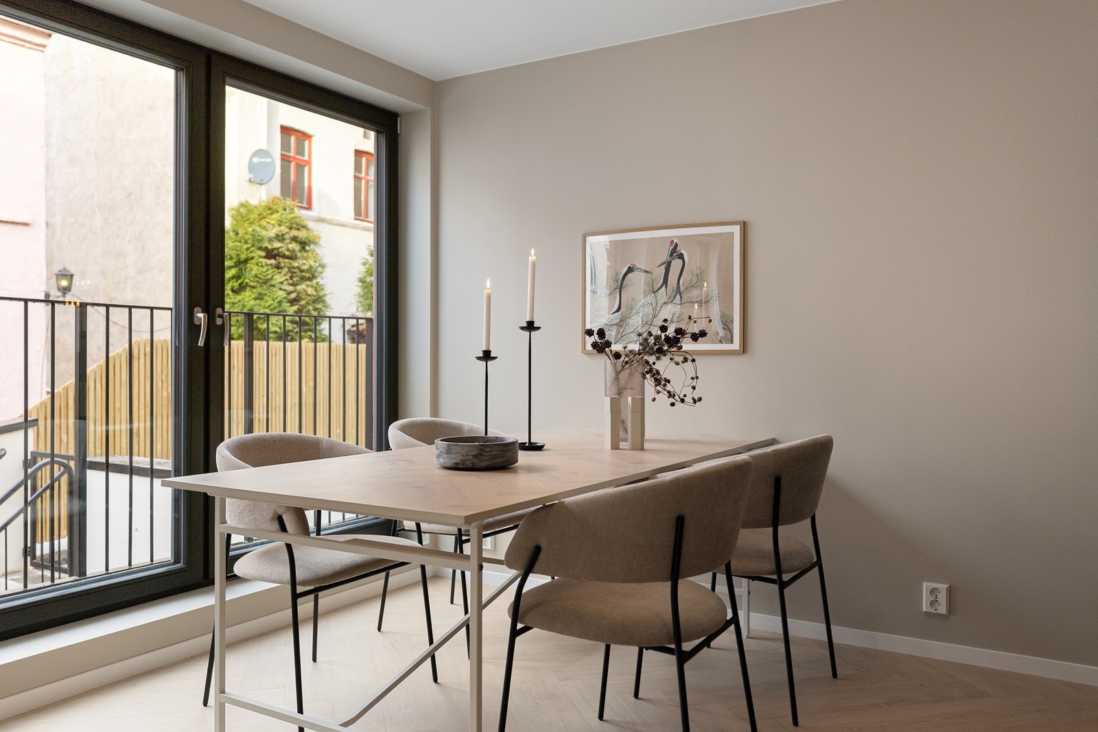 Harmonisk atmosfære med varme farger og elegante detaljer. Galleribilde