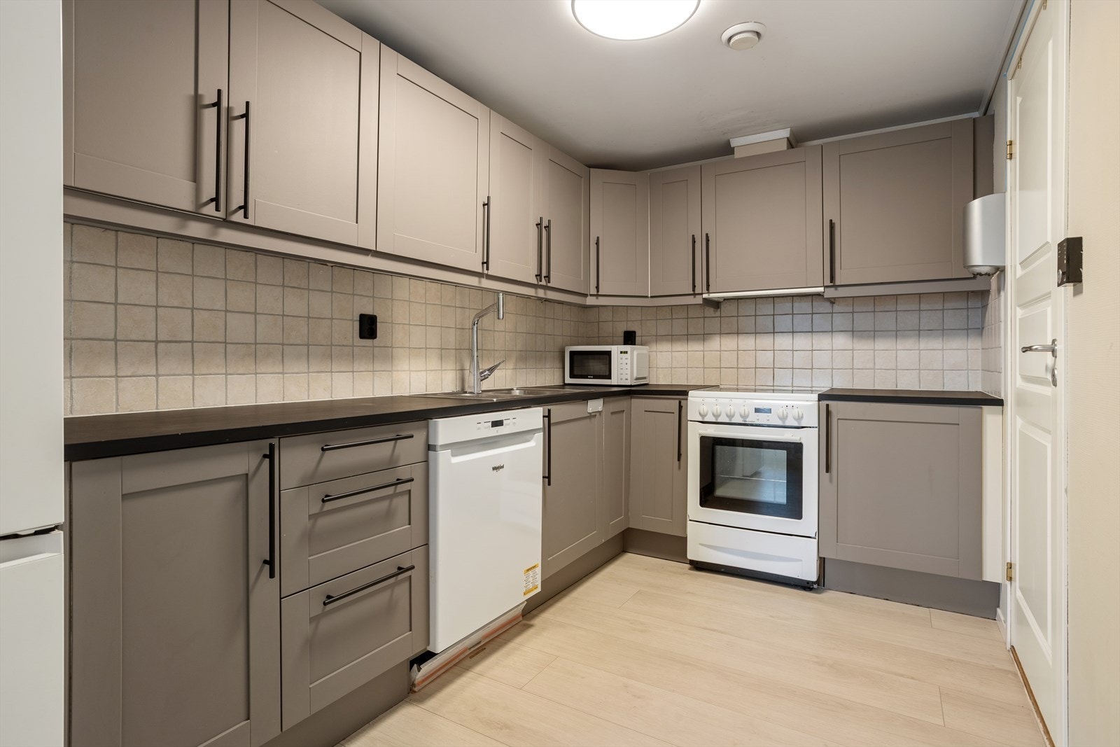 Velholdt kjøkken med profilerte fronter og god arbeidsplass. Galleribilde