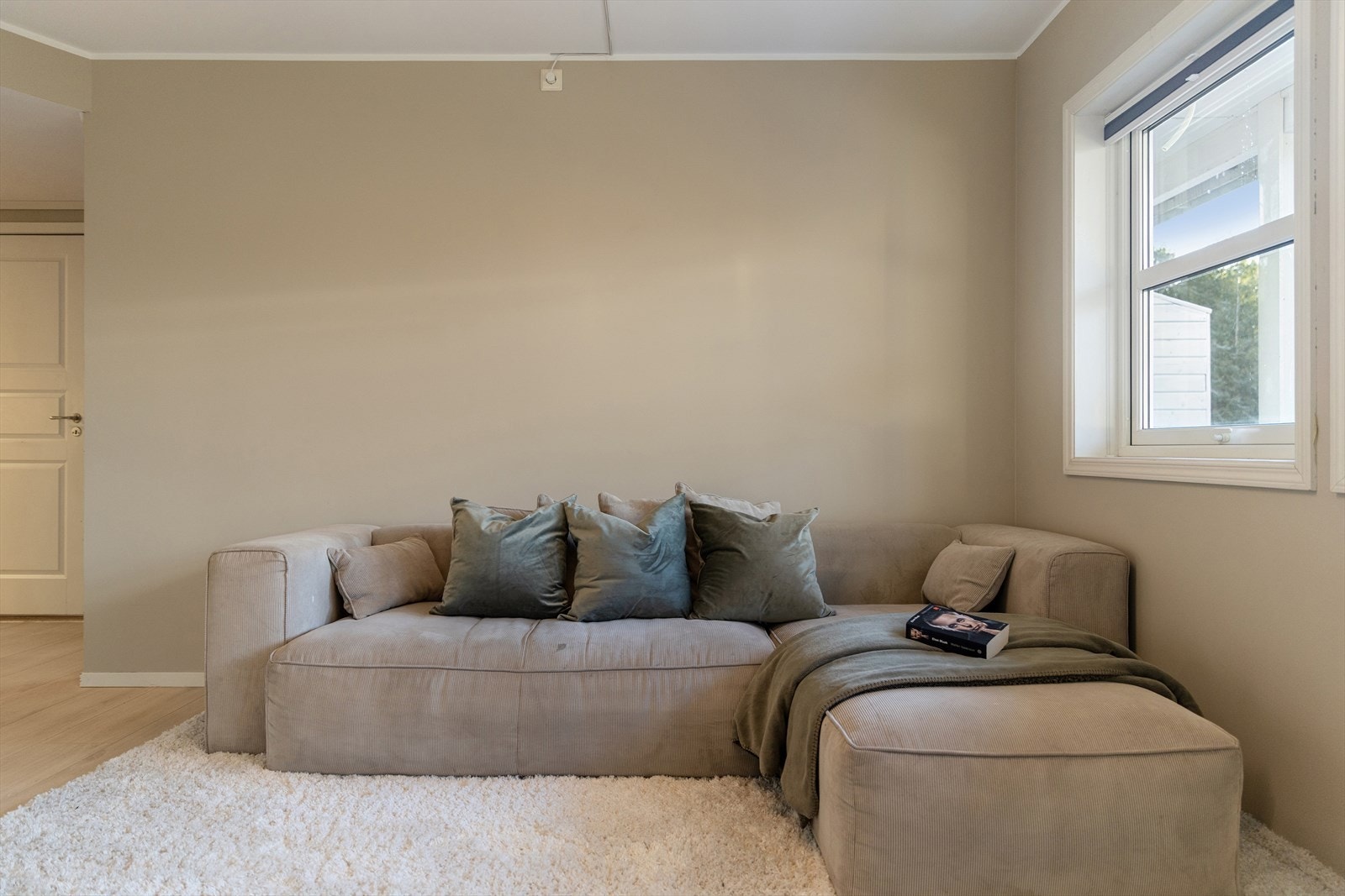 Stuen har en varm atmosfære og gode møbleringssoner. Galleribilde