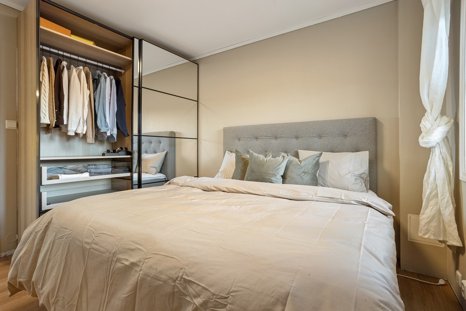 Et behagelig og avslappende hovedsoverom med gjennomgående farger. Galleribilde