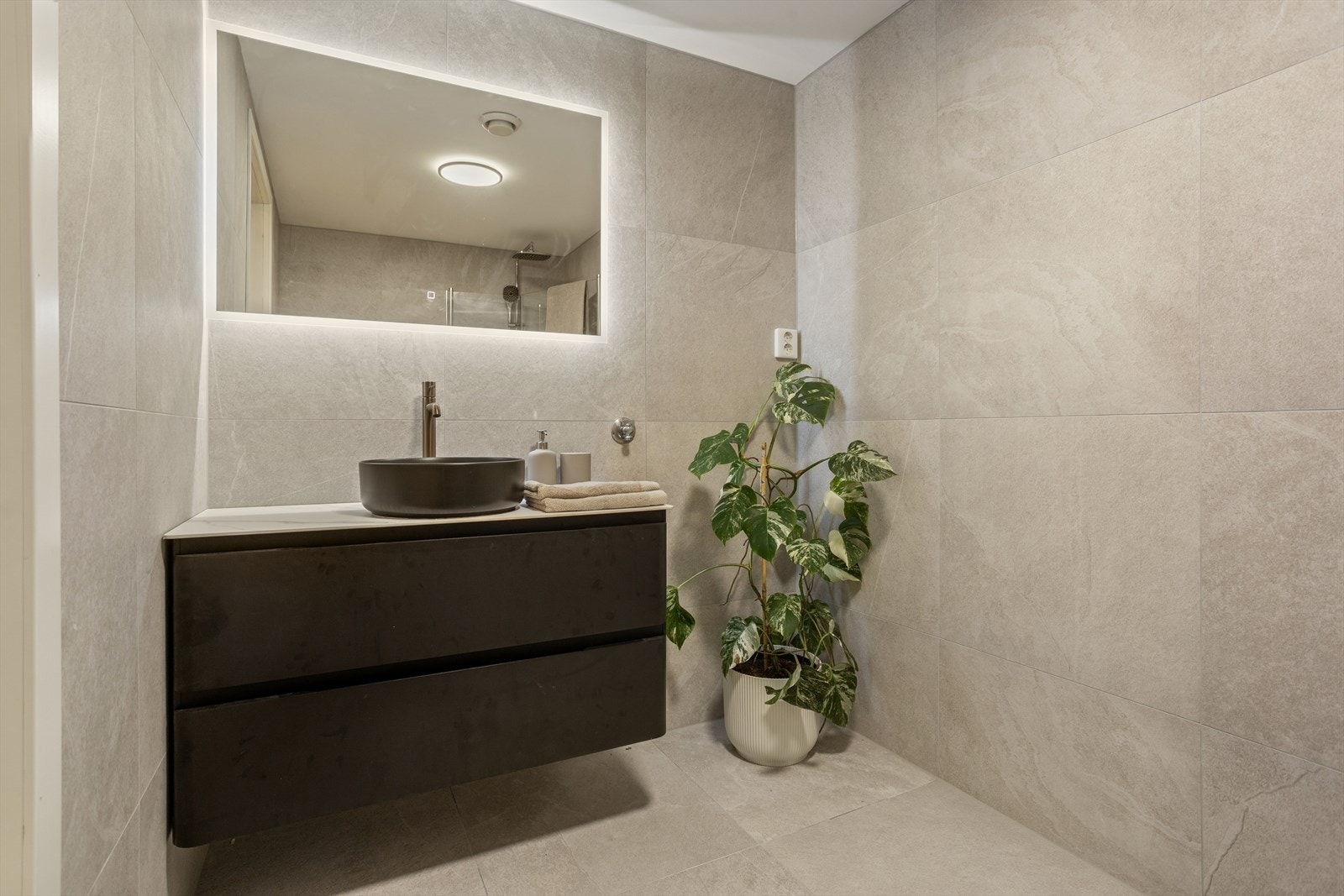 Praktisk innredning med dusj, toalett og opplegg for vaskemaskin. Galleribilde