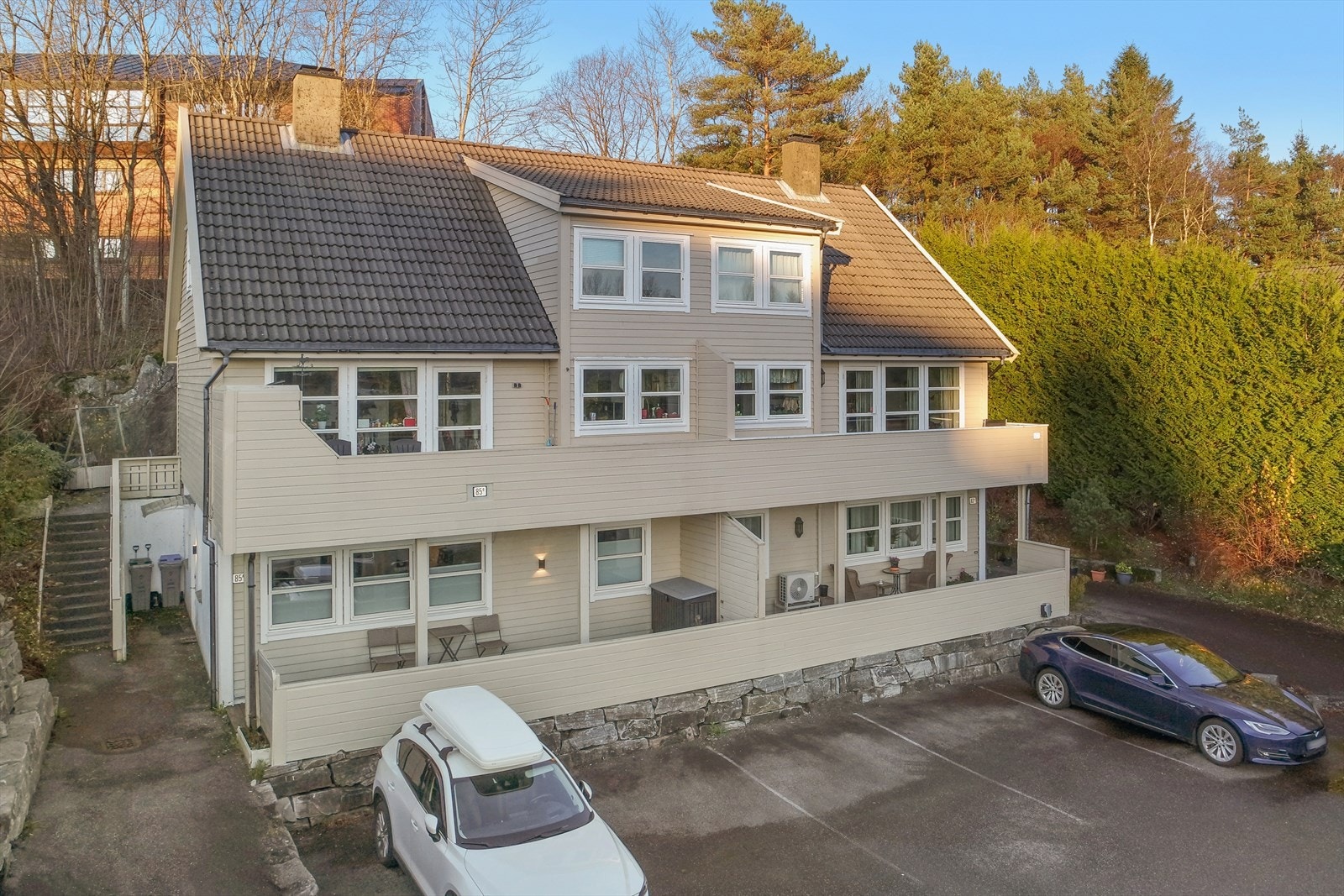 Velstelt uteområde med gode parkeringsmuligheter rett ved bygget. Galleribilde