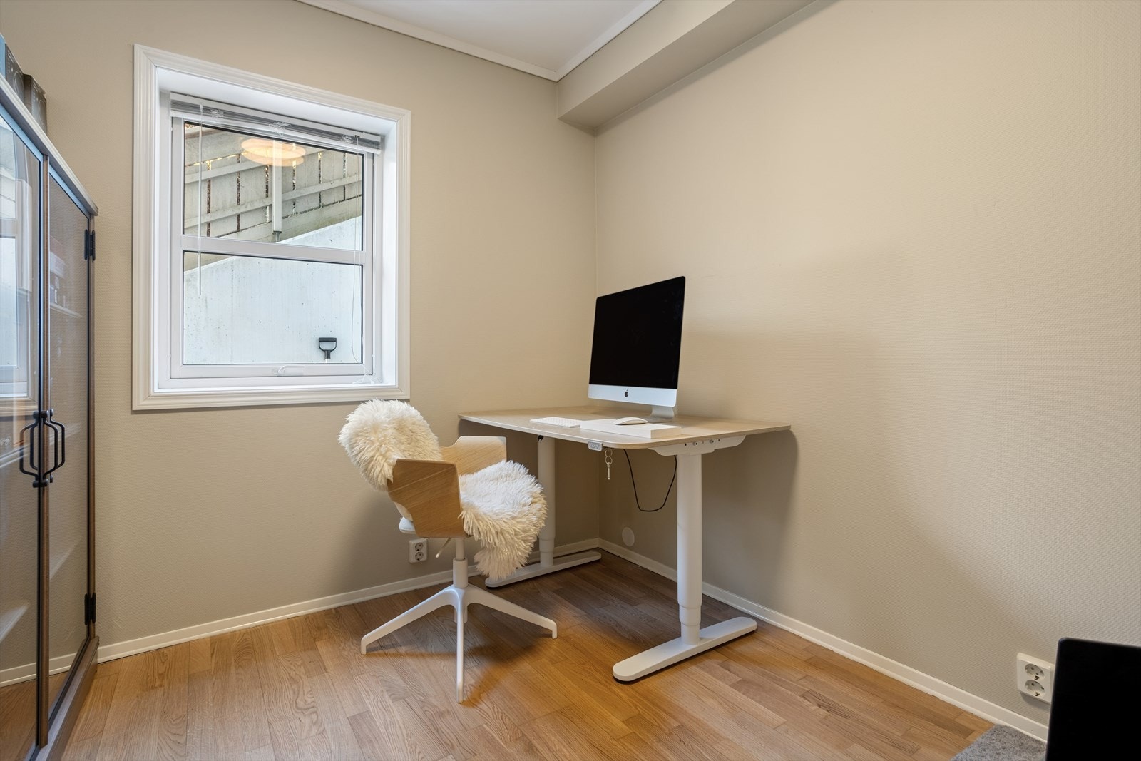 Et lyst og rolig rom - perfekt som gjesterom, kontor eller barnerom Galleribilde