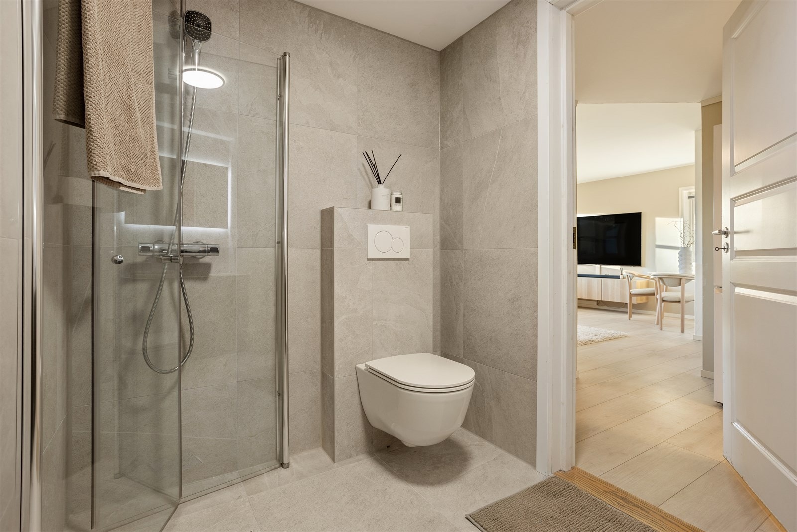 Bad fra byggeår med fliser og funksjonelle løsninger. Galleribilde