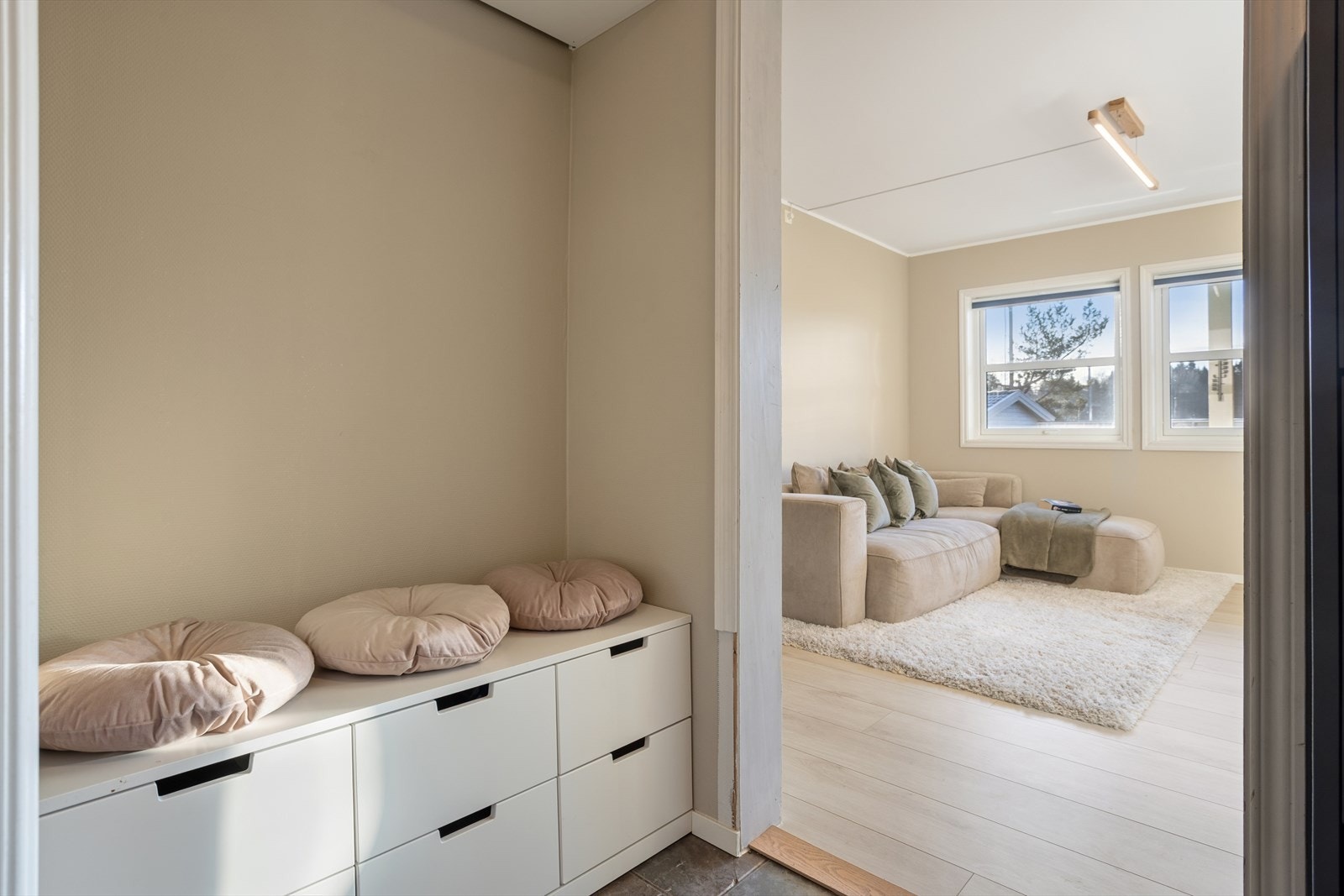 Åpen og fin overgang fra gang til stue, som gir en romslig og sammenhengende følelse. Galleribilde