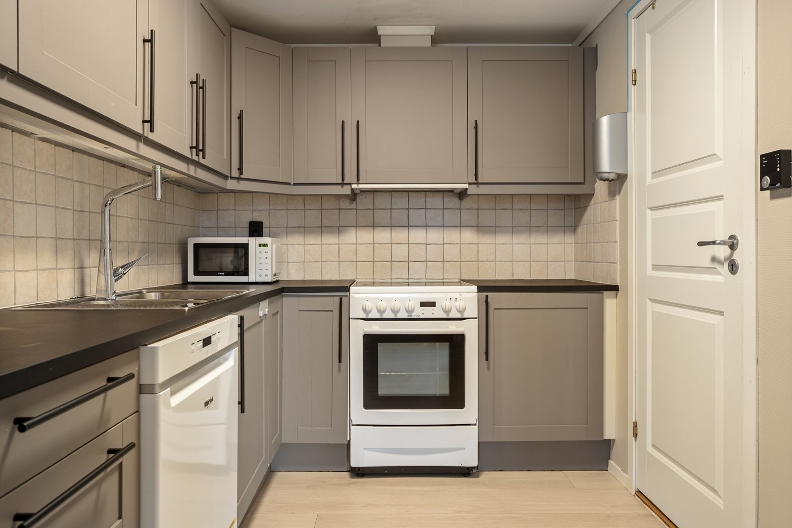 Benkeplaten med fliser over gir både funksjon og karakter. Galleribilde