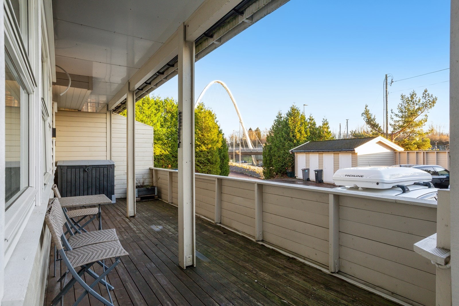 Skjermet og overbygd uteplass med gode bruksområder gjennom sesongen. Galleribilde