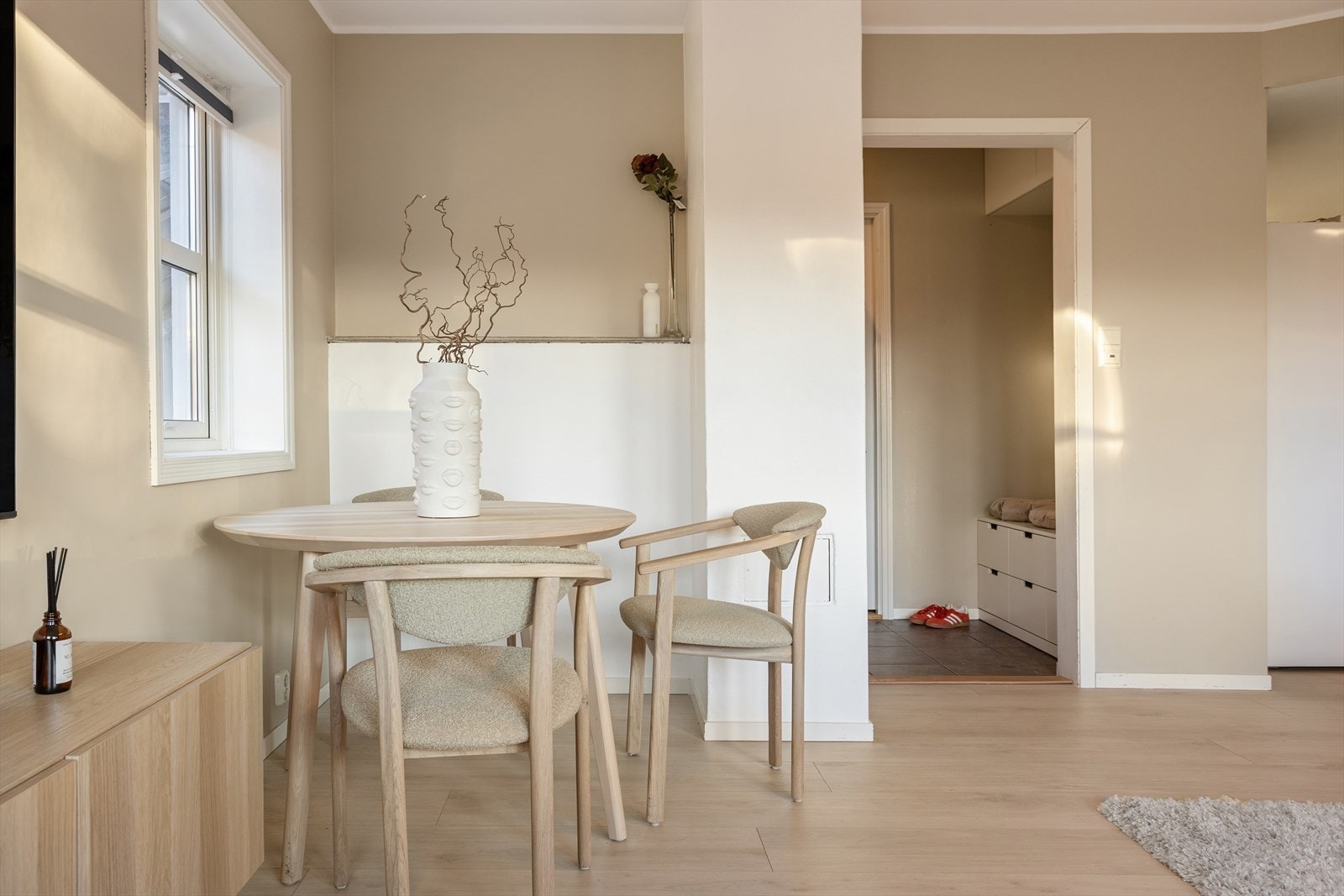 Koselig hverdagsøyeblikk - stuen byr på både komfort og stil. Galleribilde