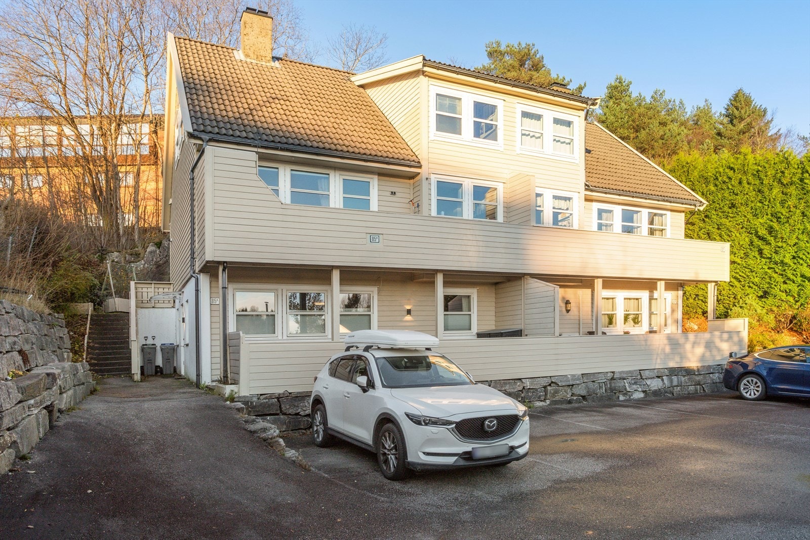 Et ryddig og oversiktlig tun som gir enkel adkomst til leiligheten. Galleribilde