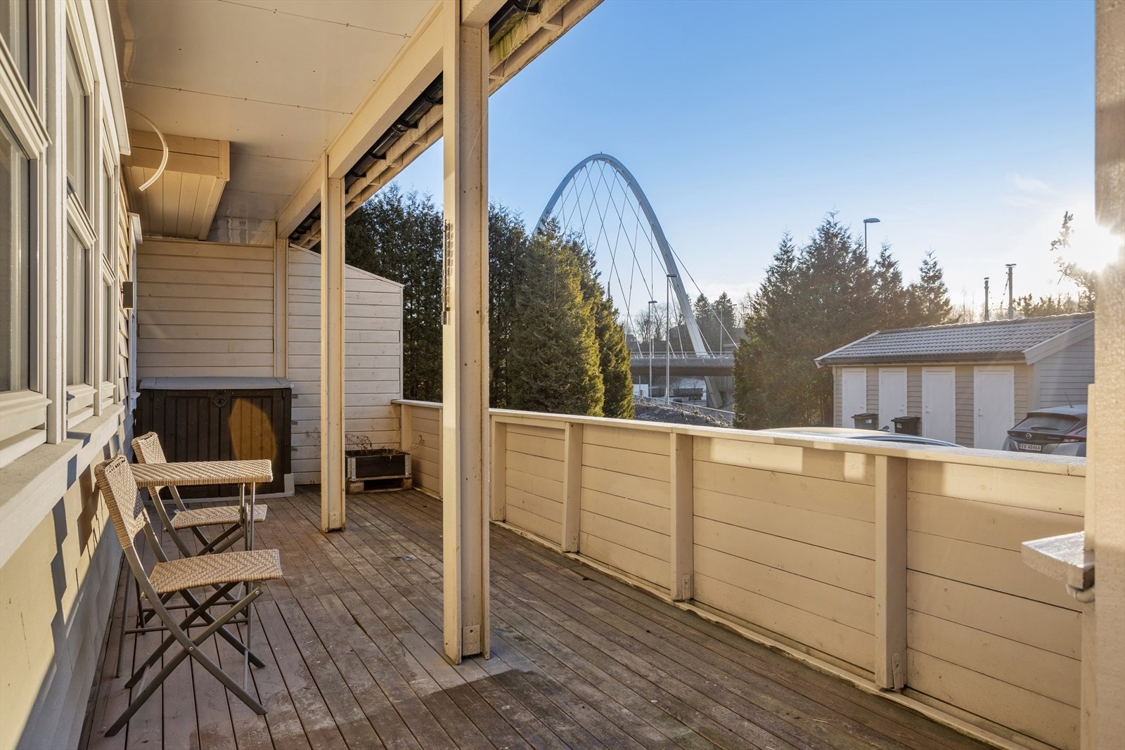 Den sydvendte, overbygde terrassen gir et lunt og solrikt uteområde med gode lysforhold. Galleribilde