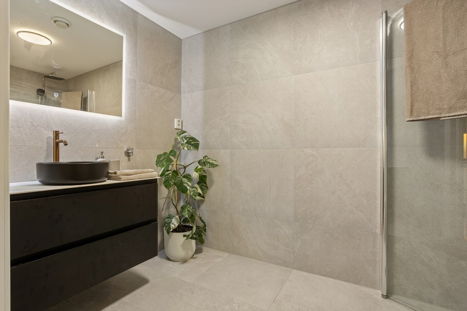 Oversiktlig bad med god plassutnyttelse. Galleribilde