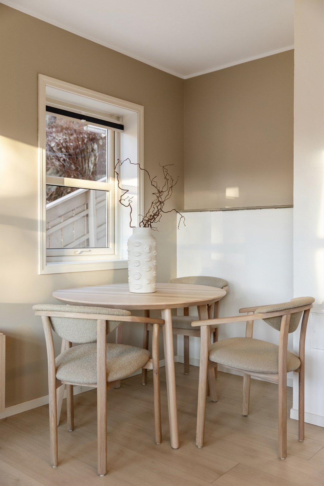 Stilrene materialer og lune detaljer setter preg på rommet. Galleribilde