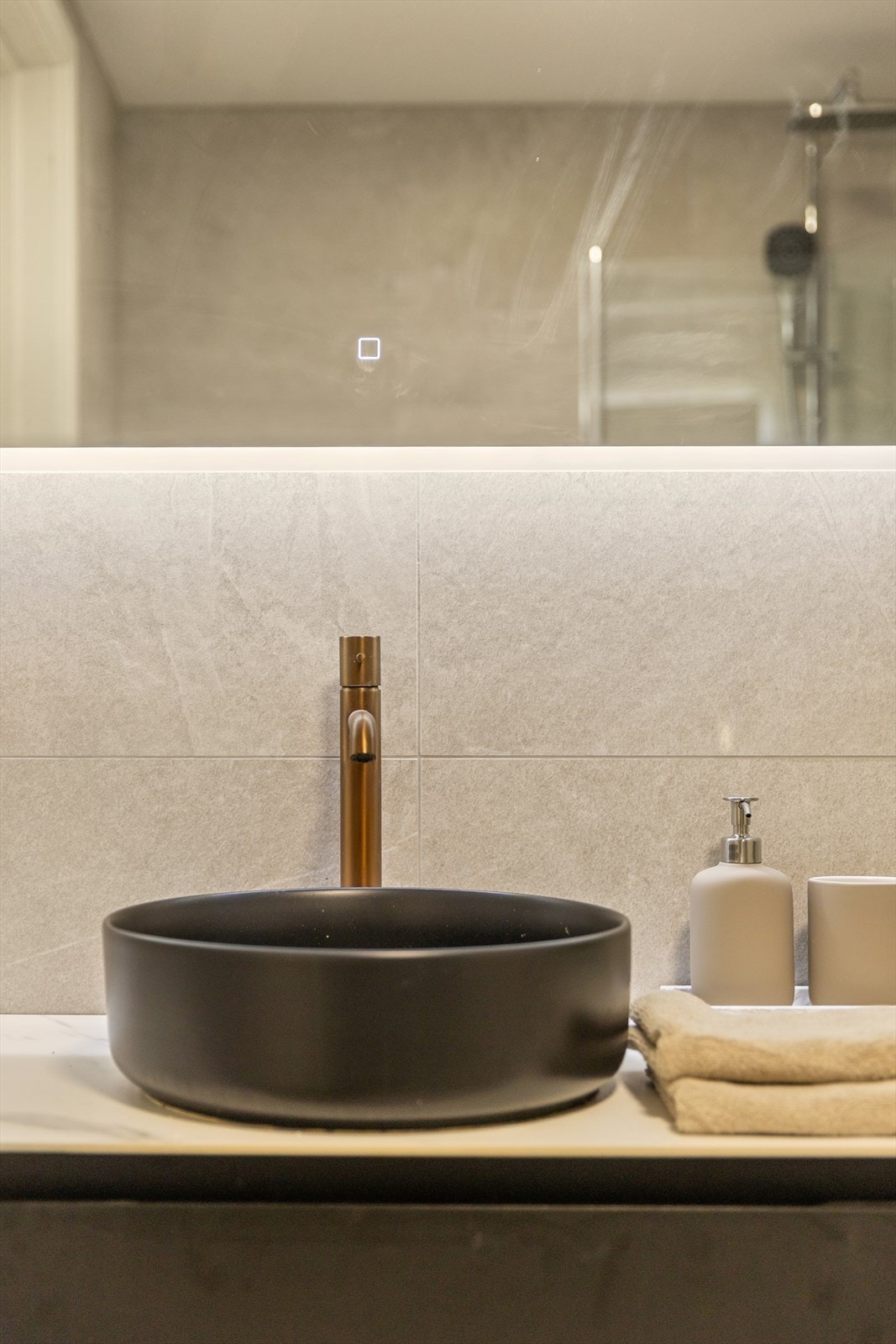 Rent og ryddig baderom med tidløst uttrykk. Galleribilde