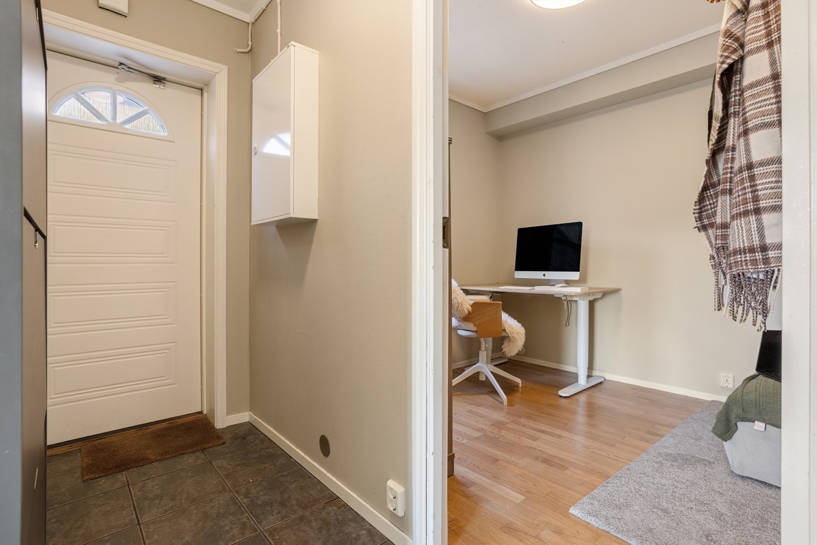 Lys og innbydende entré med god plass til yttertøy og naturlig flyt videre inn i boligen Galleribilde