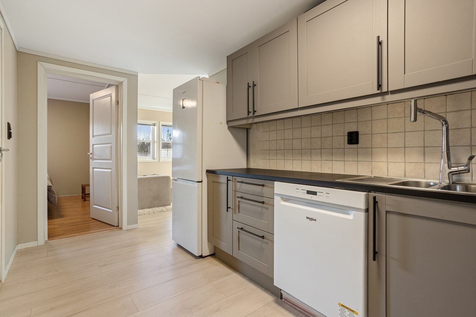 Praktisk løsning med opplegg for oppvaskmaskin og belysning under overskap. Galleribilde