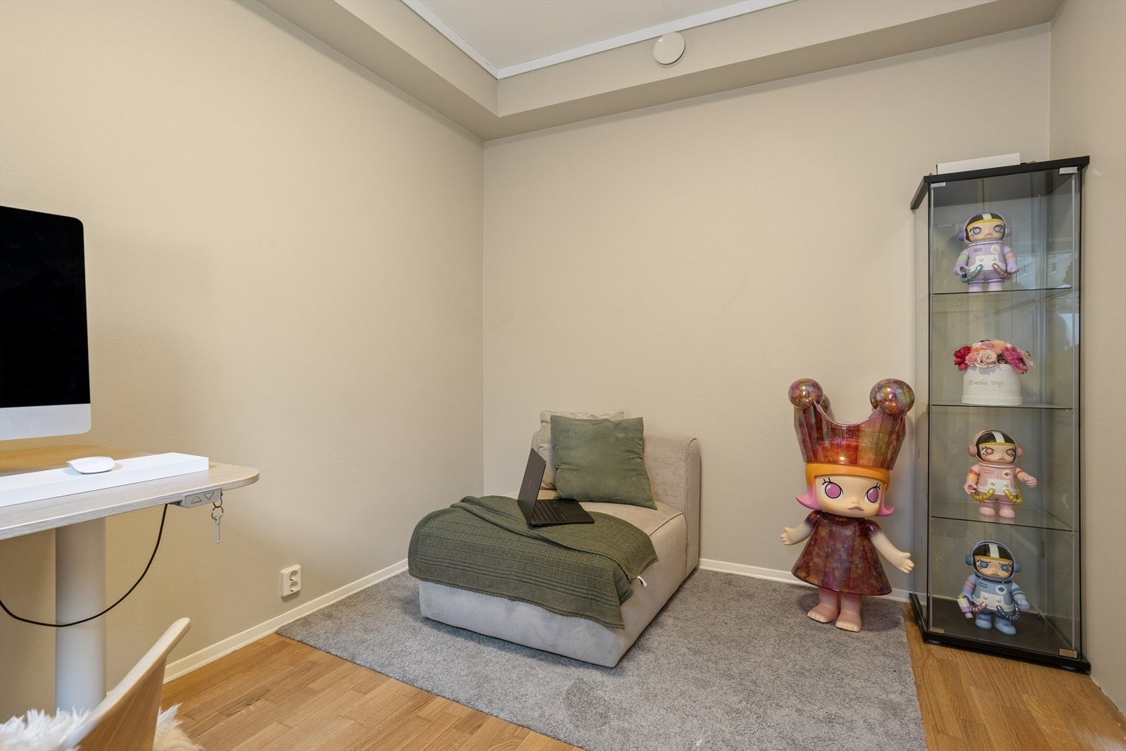 Praktisk soverom med gode møbleringsmuligheter. Galleribilde