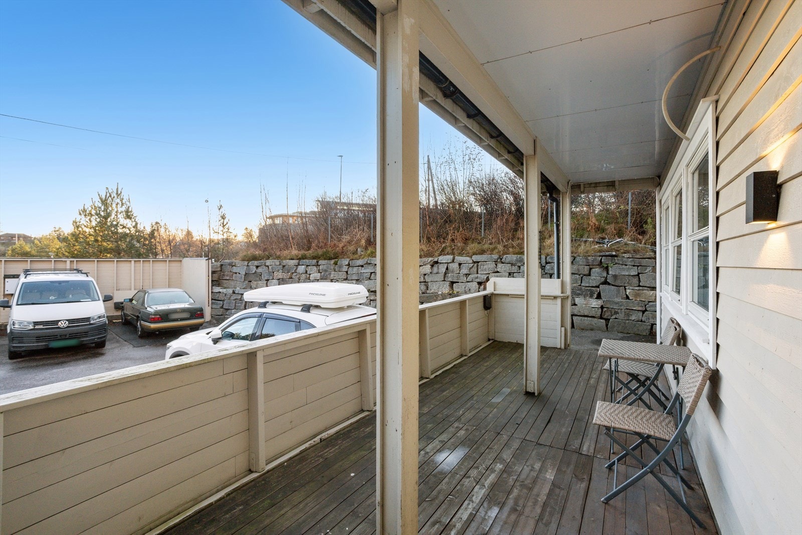 Terrassen er et herlig forlengelse av stuen - perfekt for solrike dager. Galleribilde