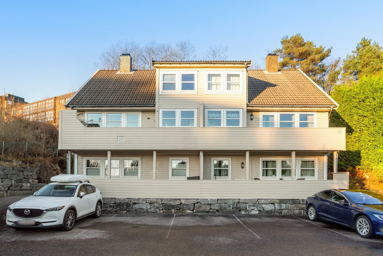 Leiligheten er den til venstre, 1 etg. Galleribilde