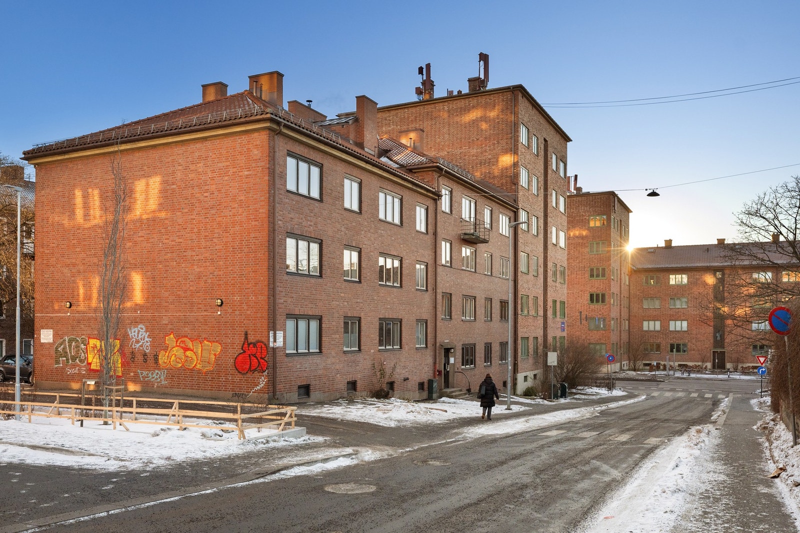 Leiligheten har en svært sentral beliggenhet. Sameiet disponerer 14 parkeringsplasser som tildeles etter venteliste, og det er for øvrig gode muligheter for beboerparkering i gatene rett utenfor. Galleribilde