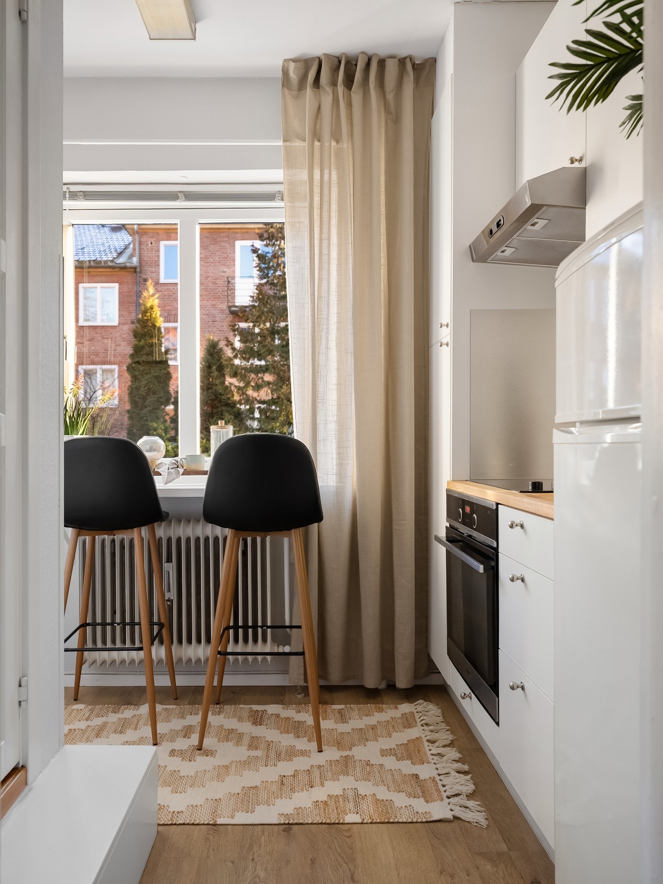 Med et separat kjøkken kan matlagingen foregå uforstyrret, mens stuen forblir et rolig sted å slappe av. Galleribilde