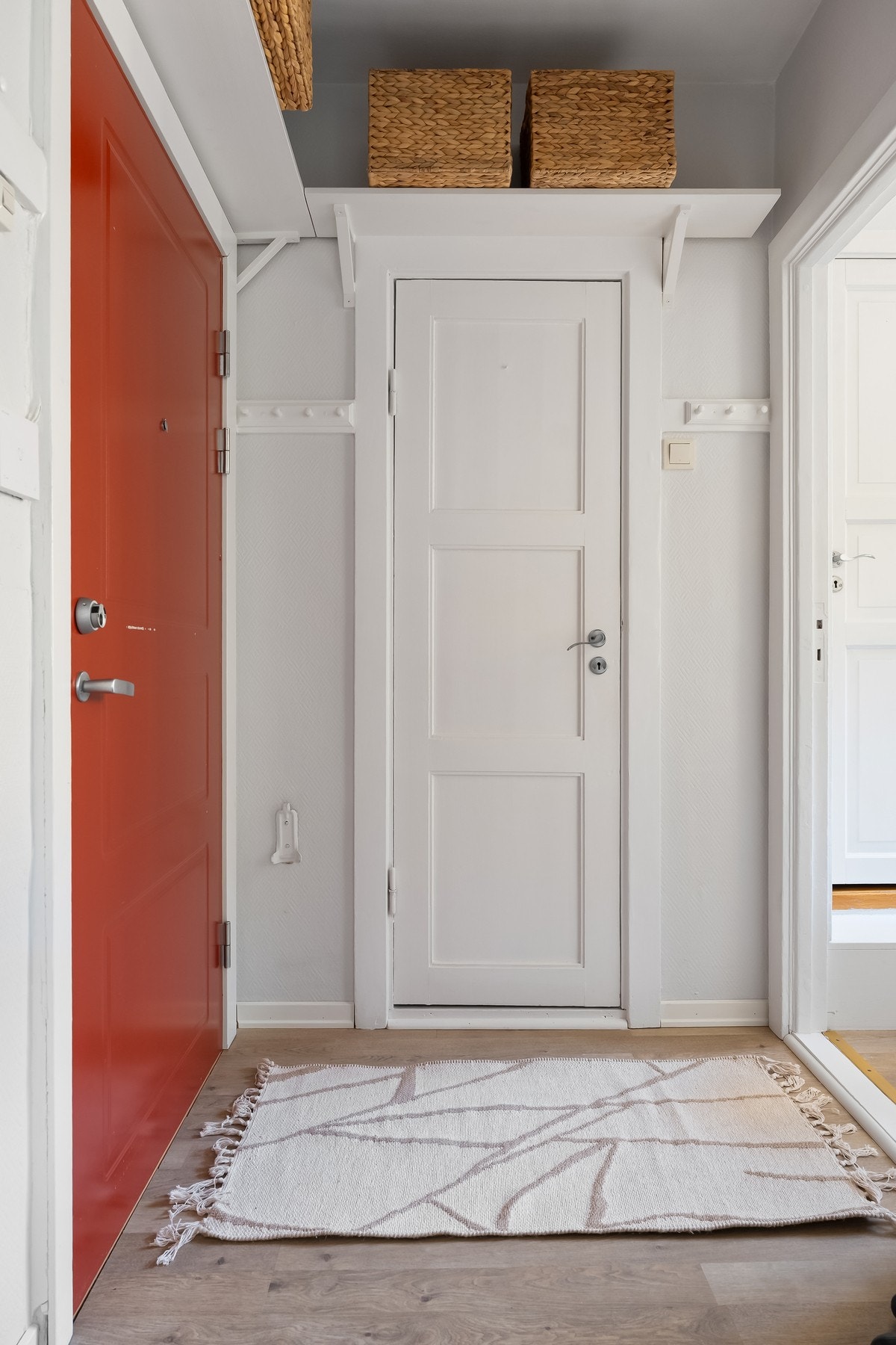 Innbydende entré som gir et ryddig førsteinntrykk og leder deg videre inn i leiligheten. Galleribilde