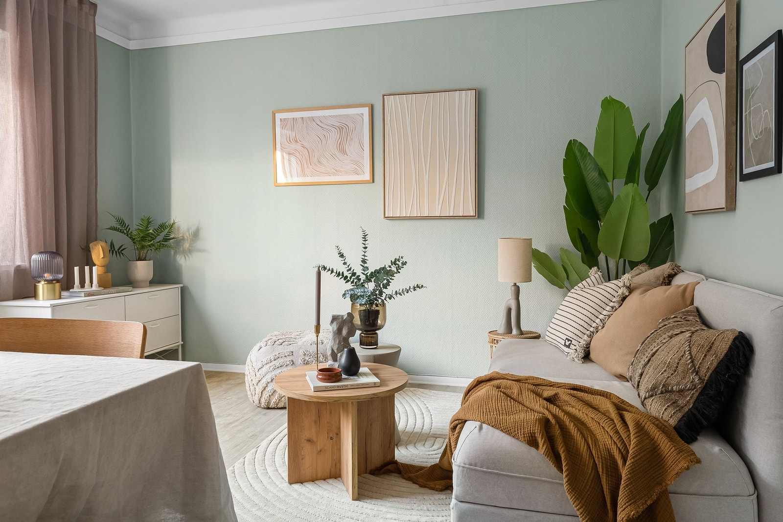 I perioden 2020/2021 ble det lagt nytt gulv i stuen, leiligheten er ellers malt i lune og harmoniske fargetoner. Galleribilde