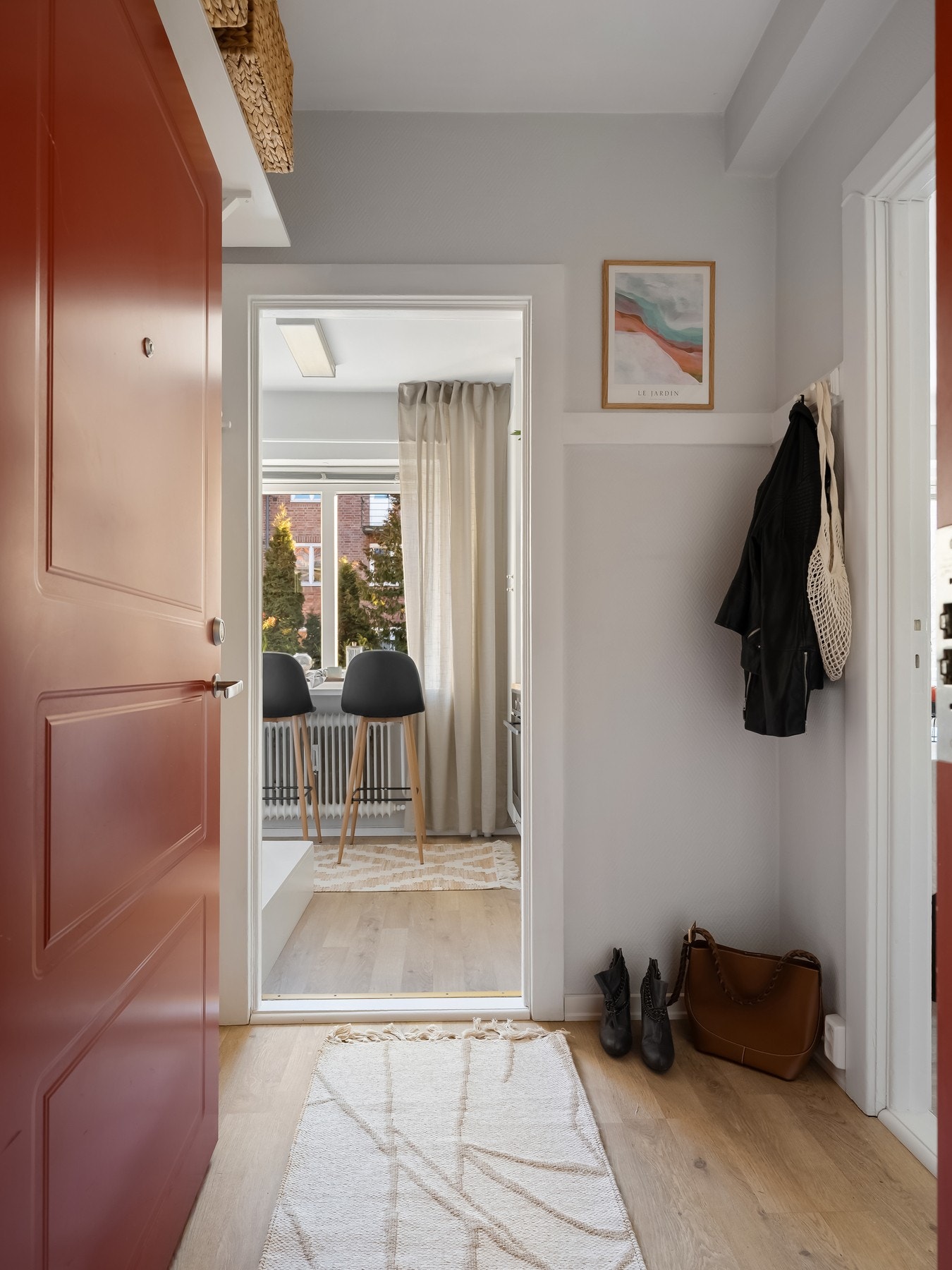 Det er plass for å henge fra seg yttertøy i entréen. Galleribilde