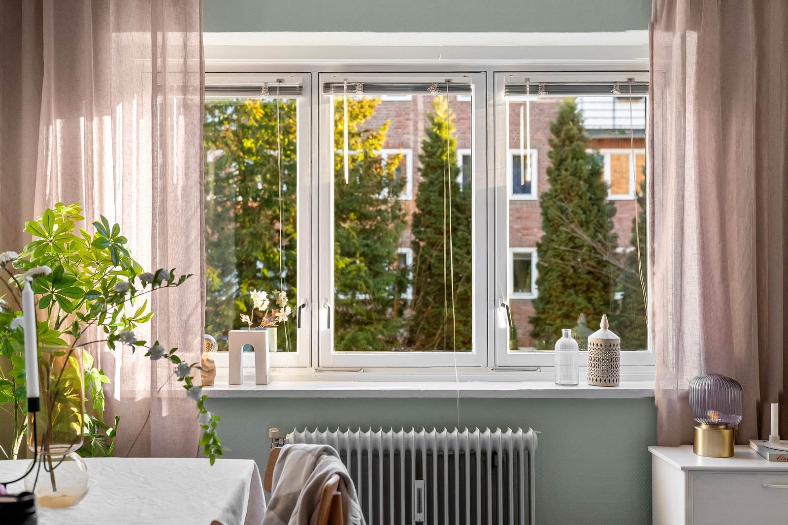 Store vindusflater lar dagslyset fylle stuen og gir en luftig og behagelig atmosfære. Galleribilde