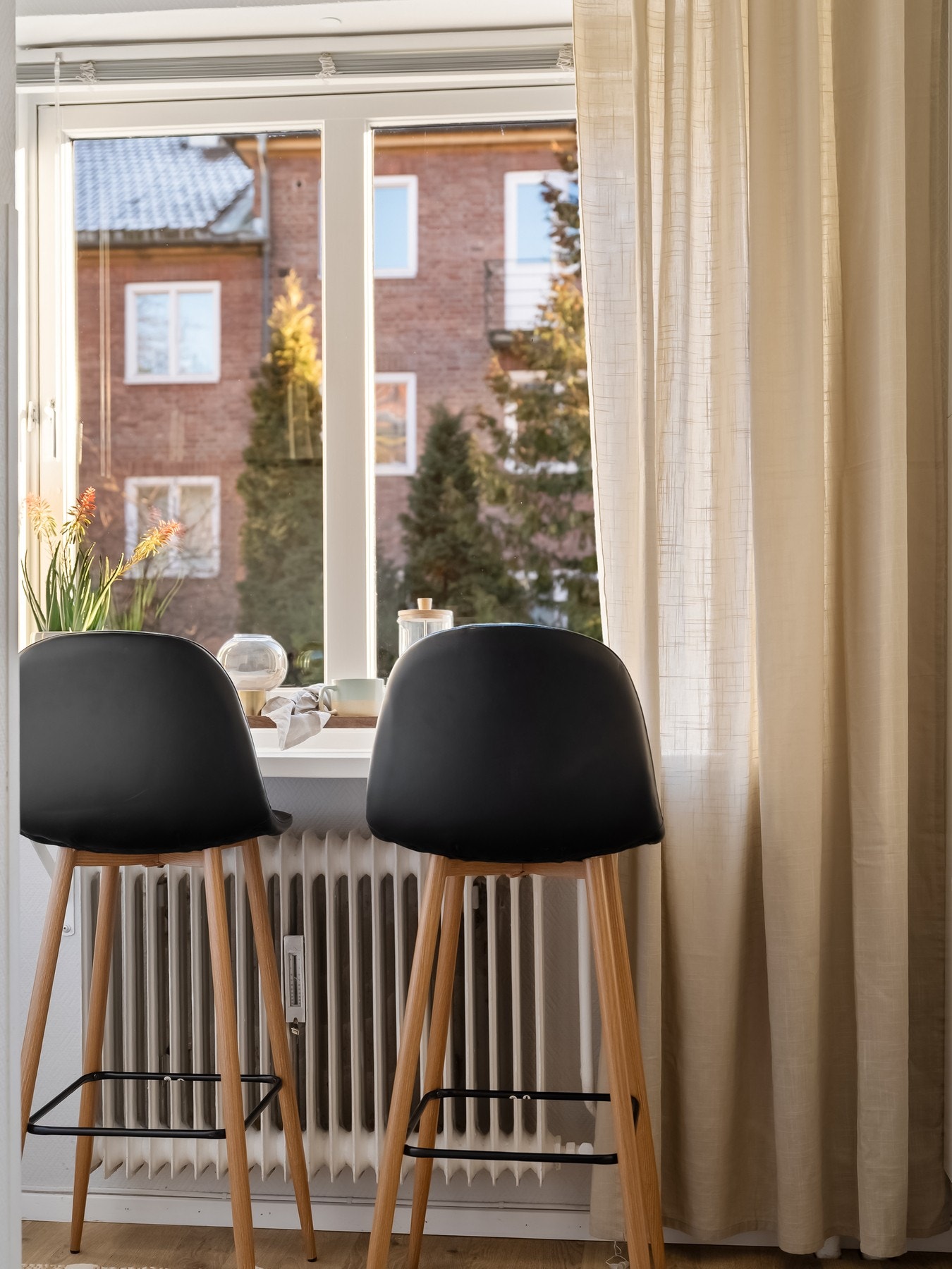 Den lune barløsningen ved vinduet blir et perfekt sted å nyte morgenkaffen eller et glass vin mens middagen putrer. Galleribilde