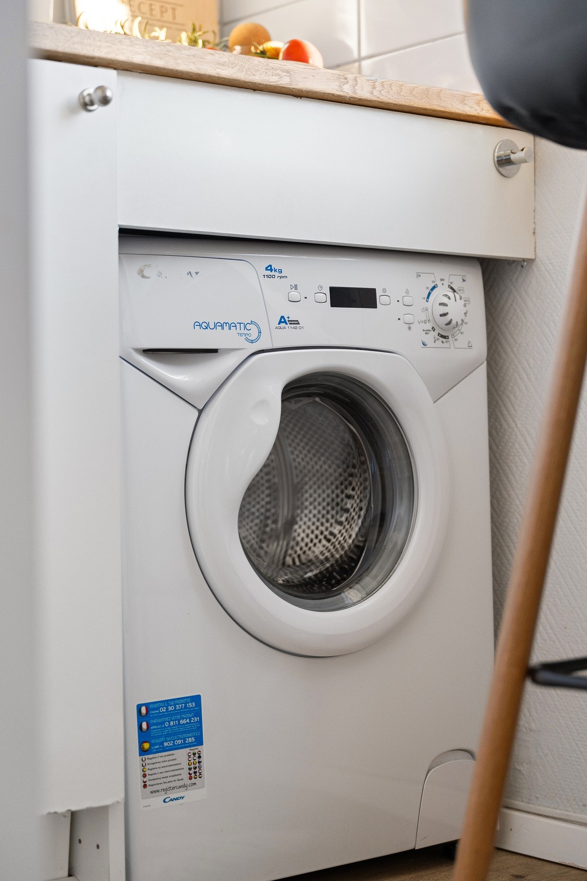 Egen nisje for vaskemaskin, praktisk plassert under kjøkkenbenken. Denne medfølger kjøpet. Galleribilde