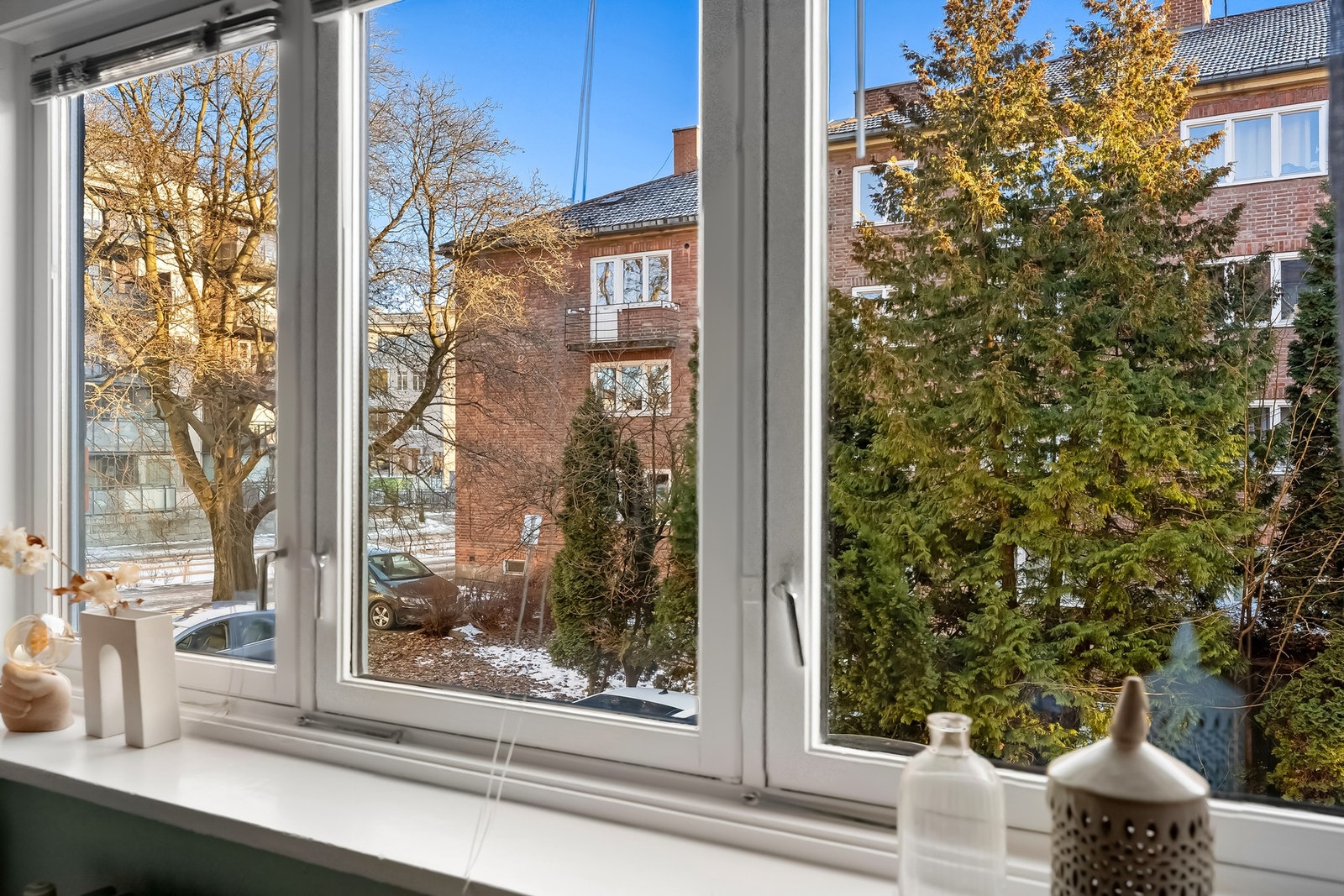 Beliggenheten er svært sentral med umiddelbar nærhet til kollektivtransport, dagligvarebutikker og servicetilbud, samtidig som boligen ligger stille og tilbaketrukket. Galleribilde