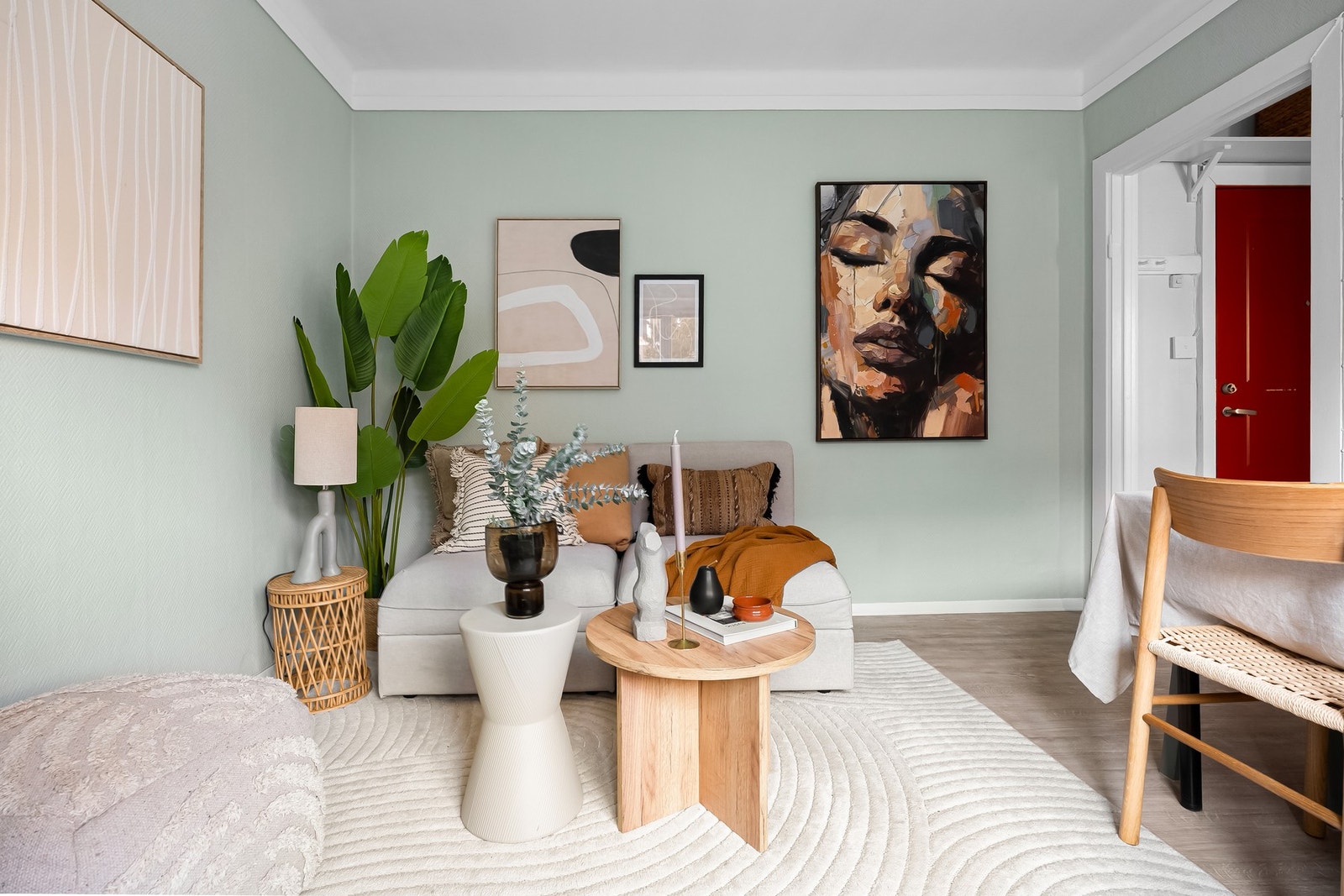 Denne selveierleiligheten er det perfekte førstegangskjøp eller utleieobjekt. Her får du et hjem med nærhet til byliv og alt du trenger. Galleribilde