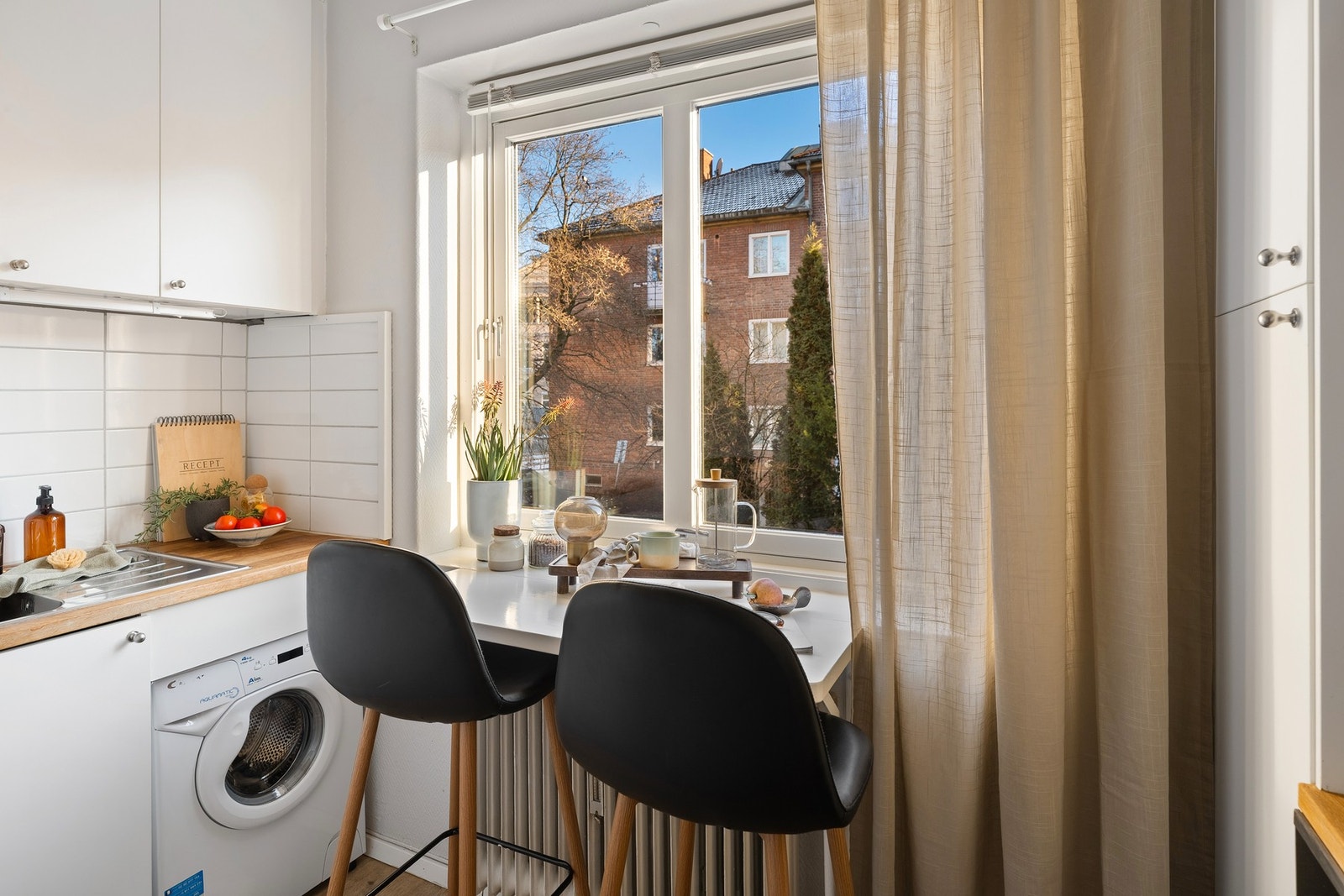 Leiligheten er i dag en 1-roms med adskilt kjøkken, men har potensial for omgjøring til 2-roms ved å flytte kjøkkenet inn i stuen. NB: En slik ombygging kan kreve styrets godkjenning, og det anbefales å avklare dette med styret før eventuelle tiltak igang Galleribilde