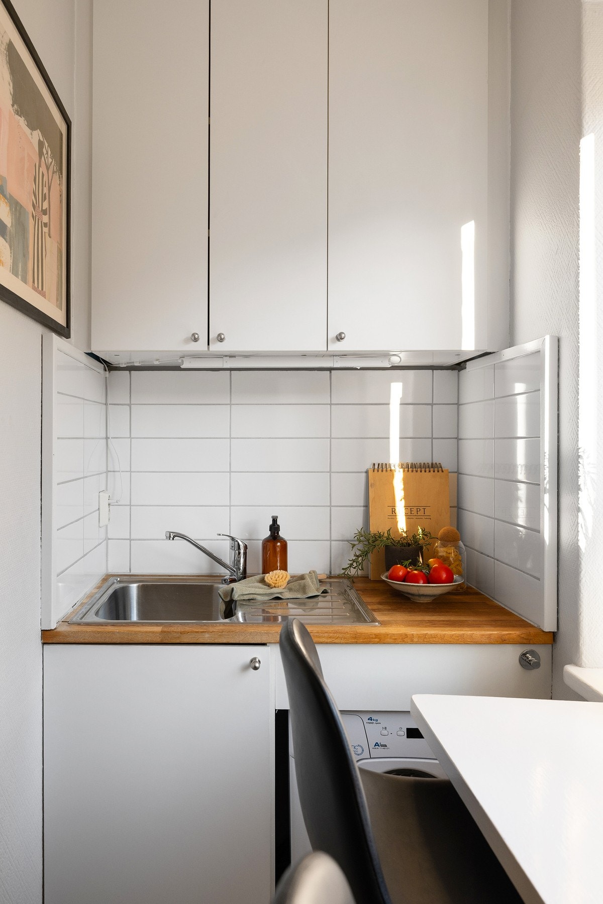 Benkeplaten av eik ble pusset og oljet i januar 2026. Galleribilde