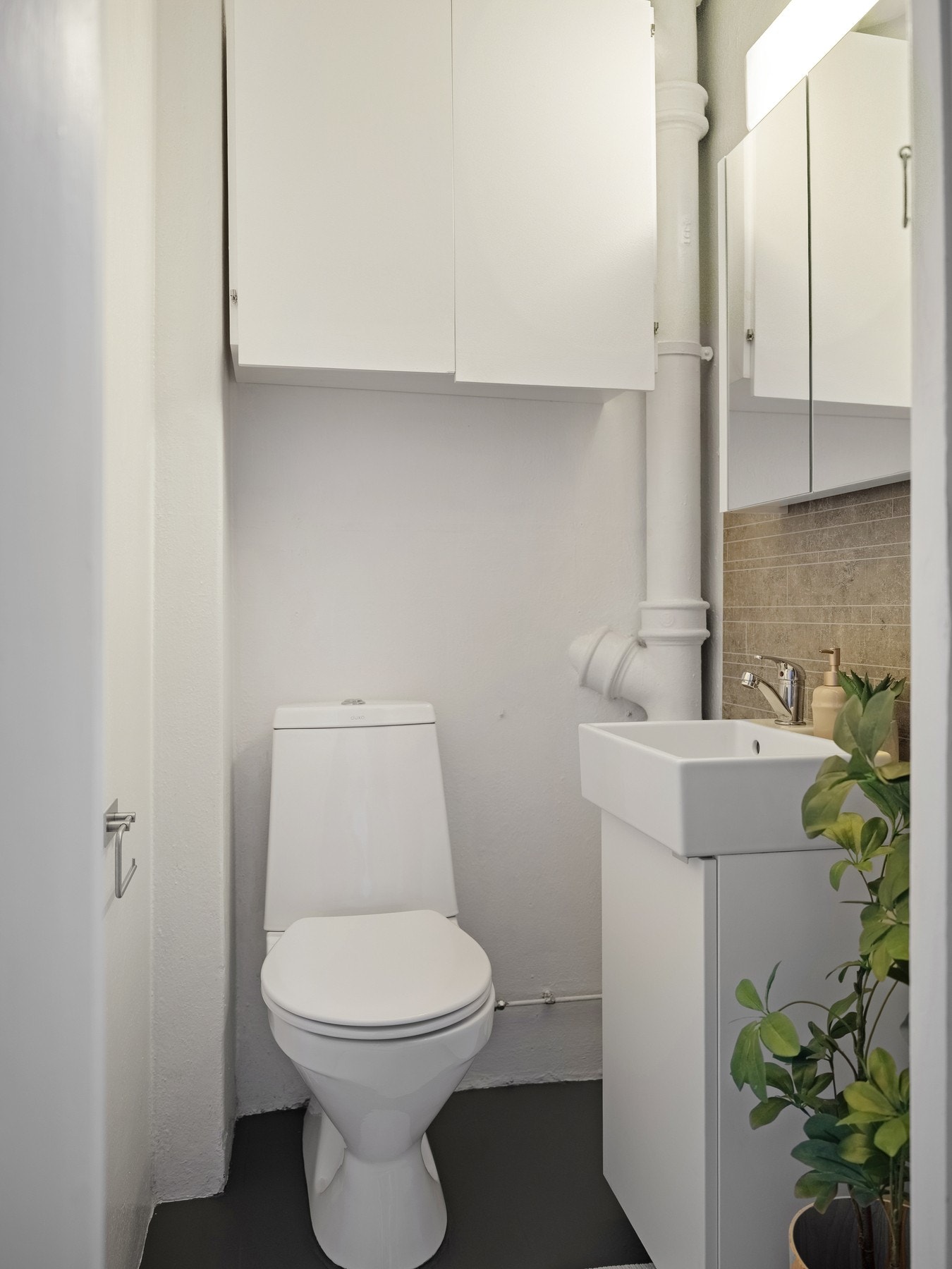 Toalettrommet byr på god skapplass i speilskap, veggskap og servantskap. Galleribilde