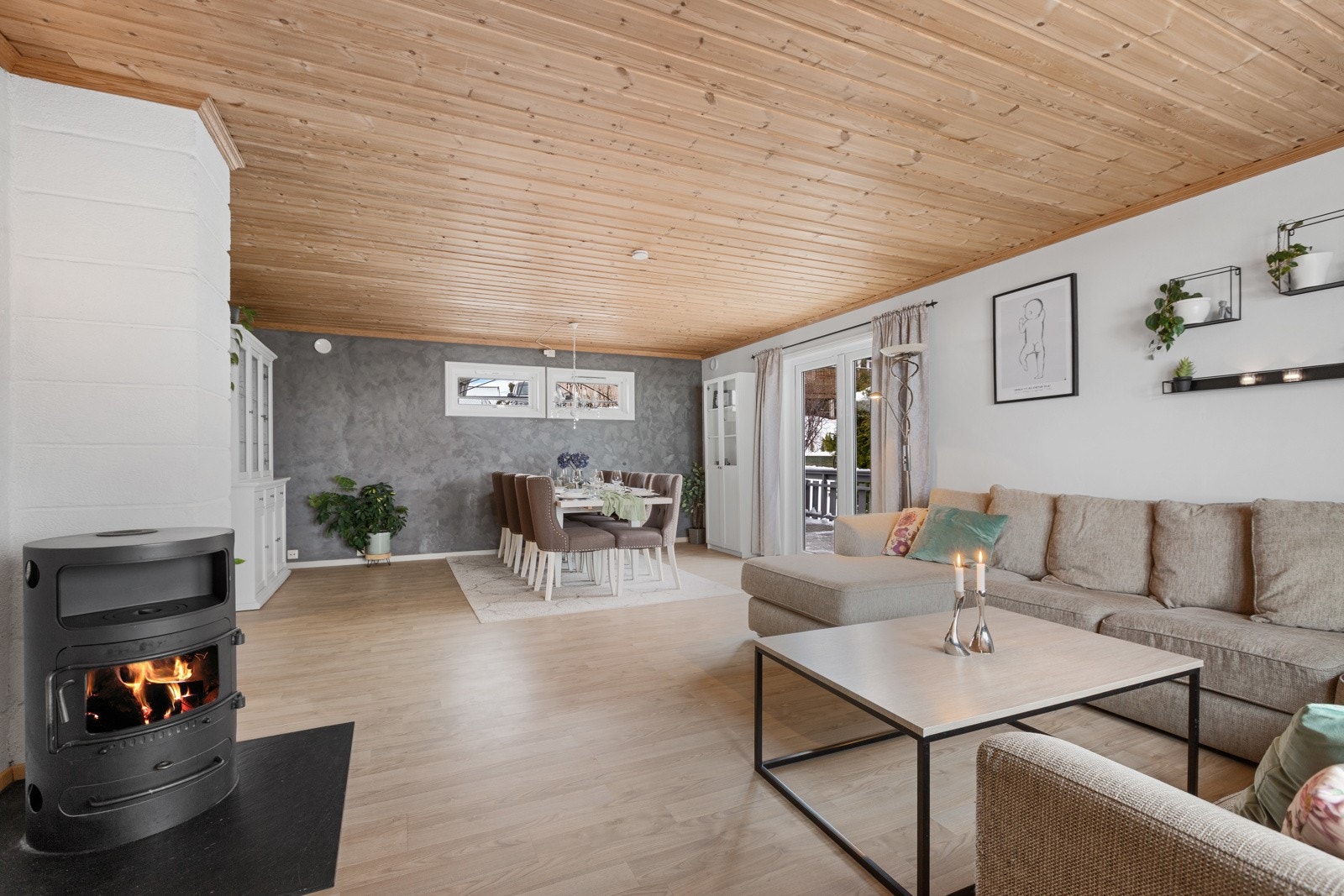 Det er montert vedovn i stue Galleribilde