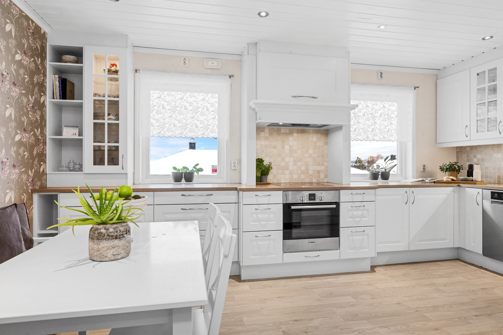 Godt med skap og benkeplass Galleribilde