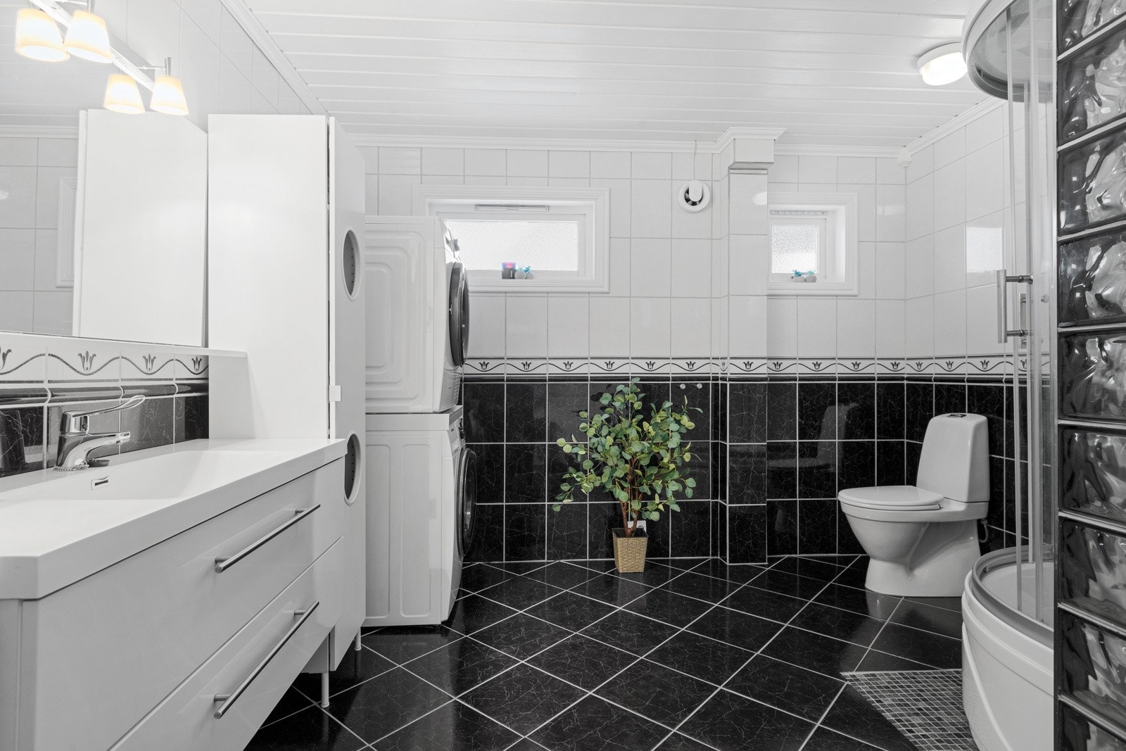 Opplegg til vaskemaskin på badet Galleribilde