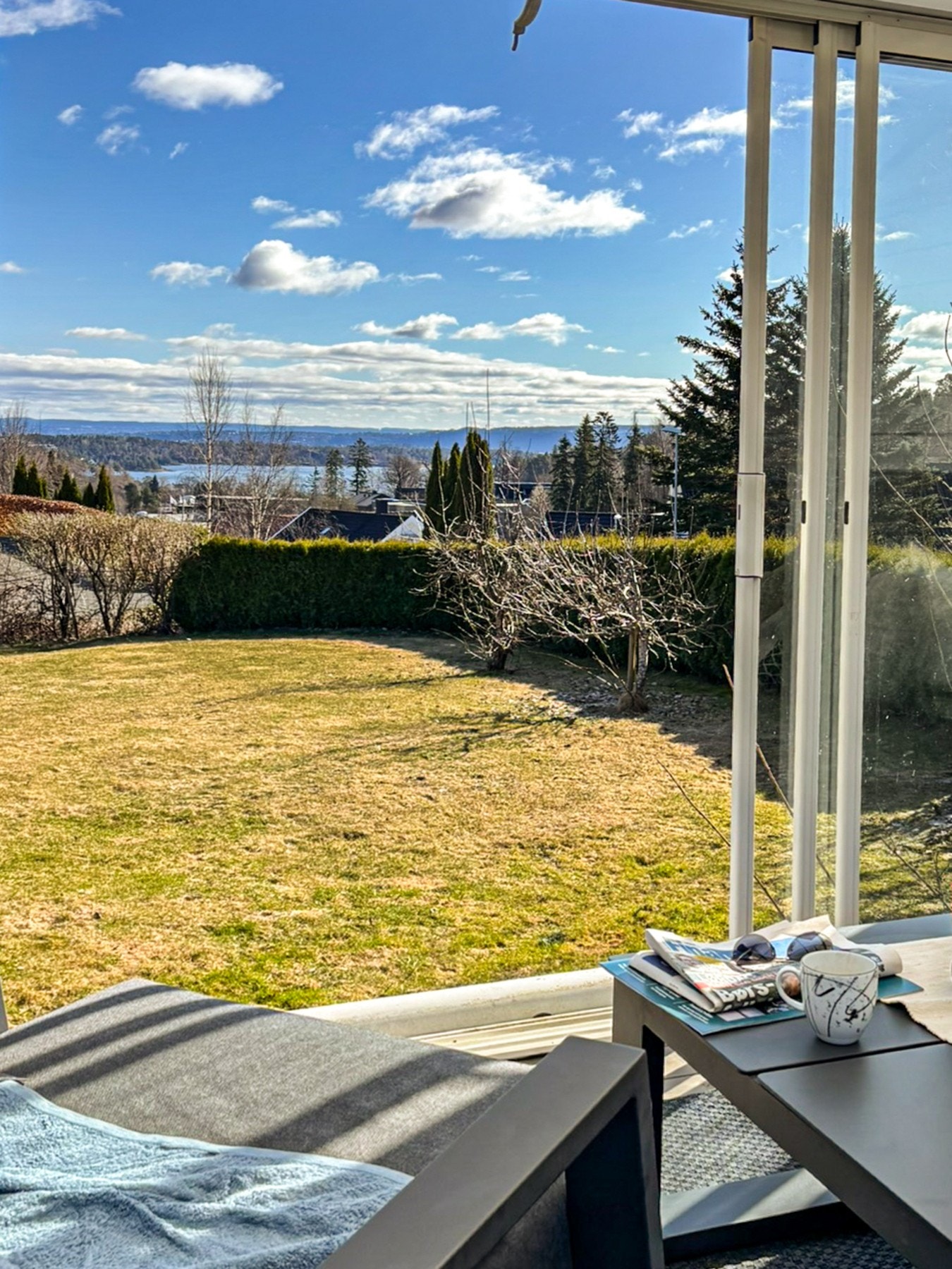 Utsikt fra hagestuen mot sydøst (eiers bilde fra sommer 2025) Galleribilde