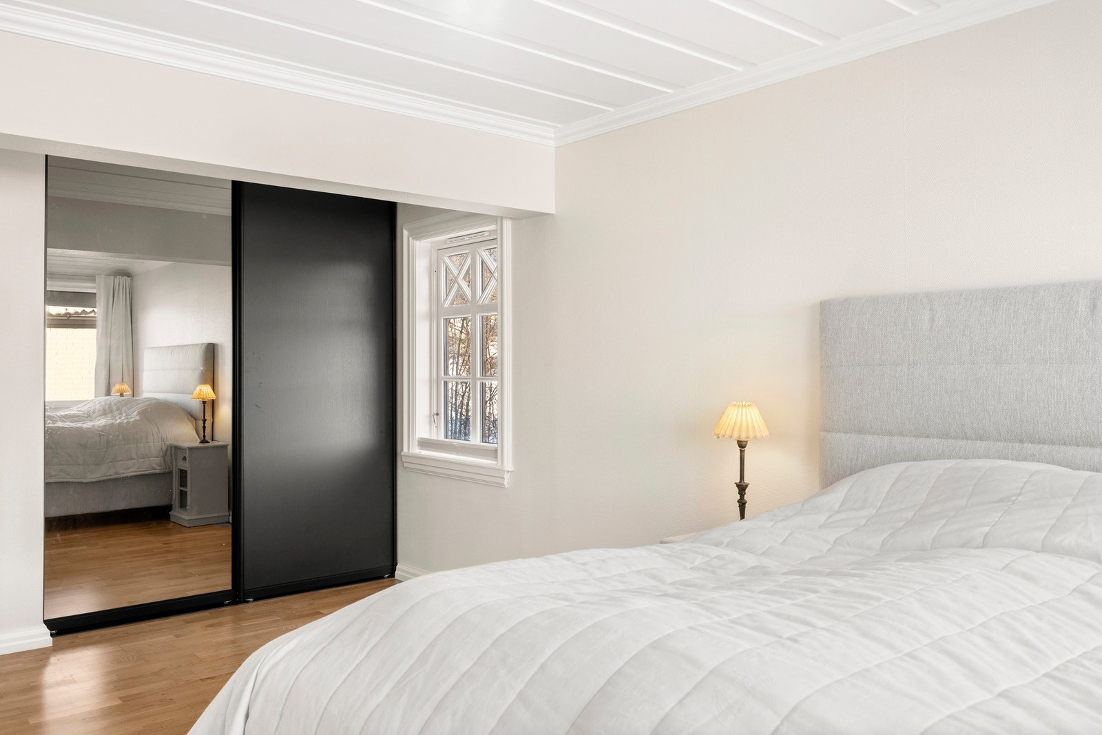 Hovedsoverom i 1. etasje med utgang til balkong og direkte tilgang til bad Galleribilde