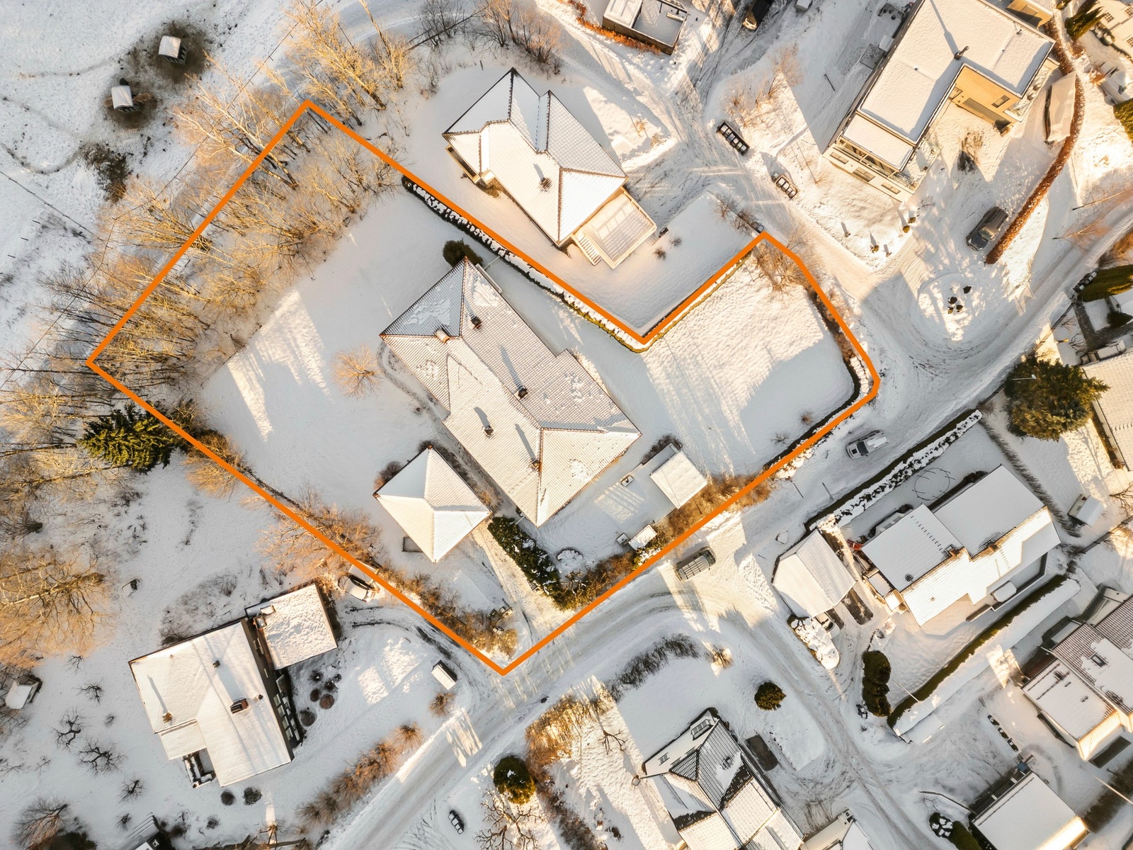 Eiendommen har en meget god beliggenhet i Brusetveien med over 2,5 mål tomt. Bildet viser en omtrentlig markering av eiendommen. Galleribilde