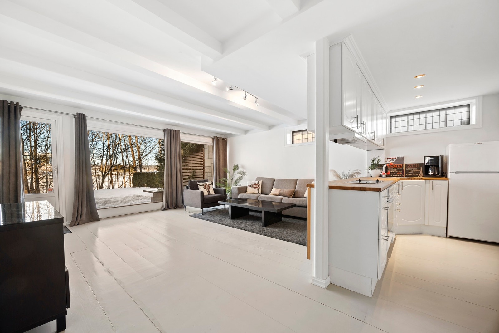 Stue/kjøkken i u. etasje med utgang til hellelagt terrasse og hage Galleribilde