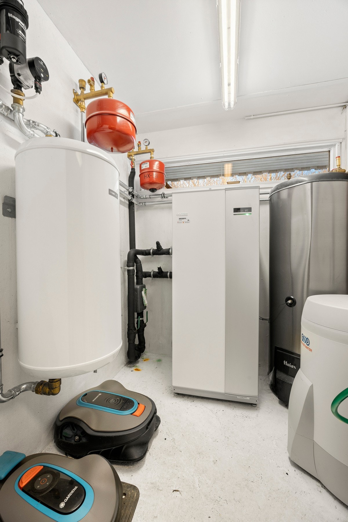 Teknisk rom i u. etasje. Det ble installert væske/vann varmepumpe og etablert energihull for bergvarme i 2018. Galleribilde