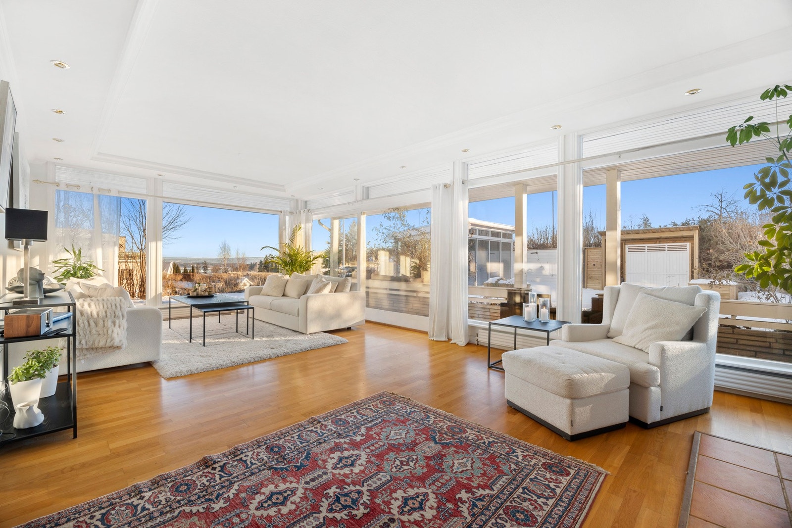 Hovedstue i 1. etasje med store vinduer mot hagen/terrassen og med utsikt mot sjøen i østlig retning Galleribilde