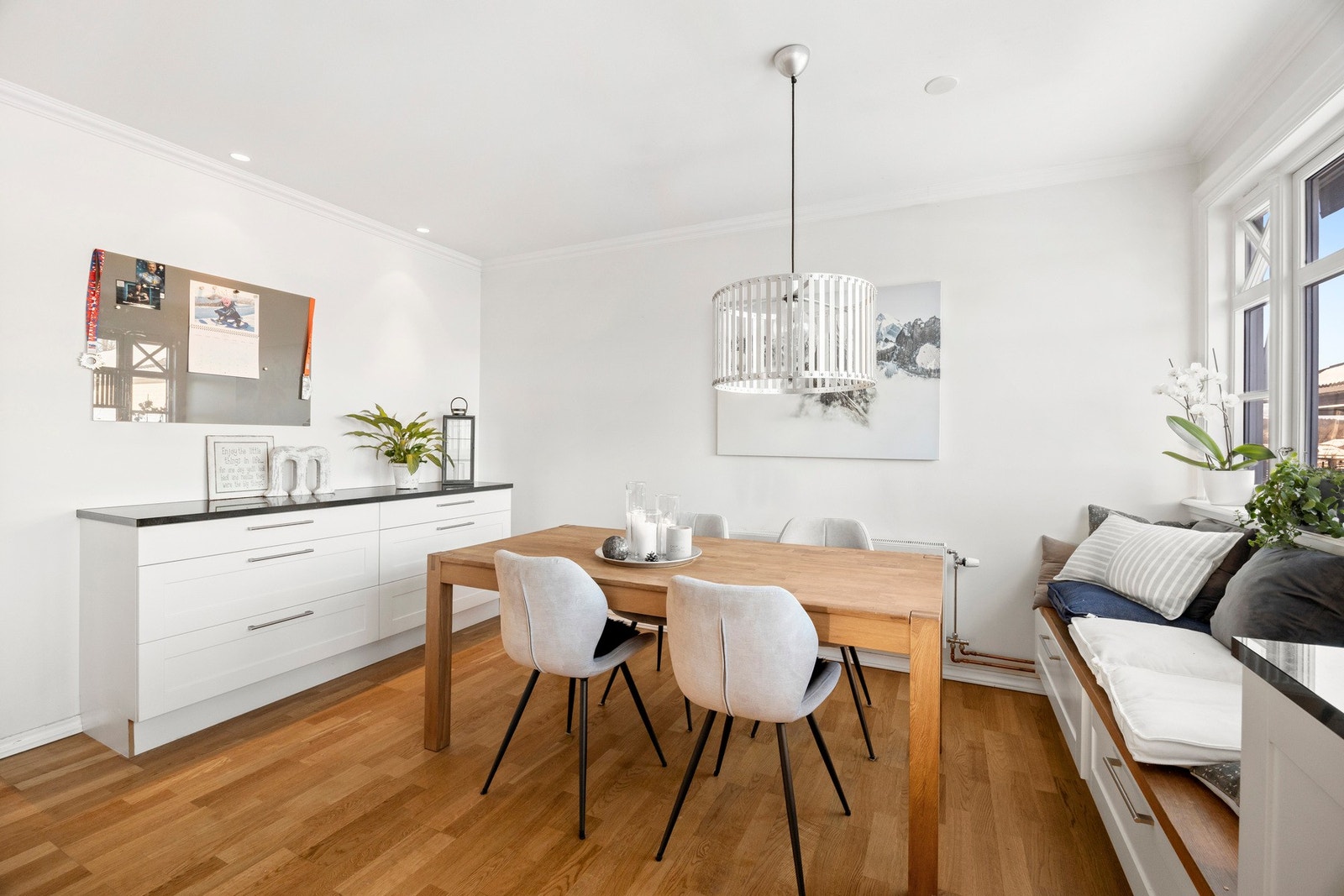 Kjøkken i 1. etasje med god plass til spisebord Galleribilde