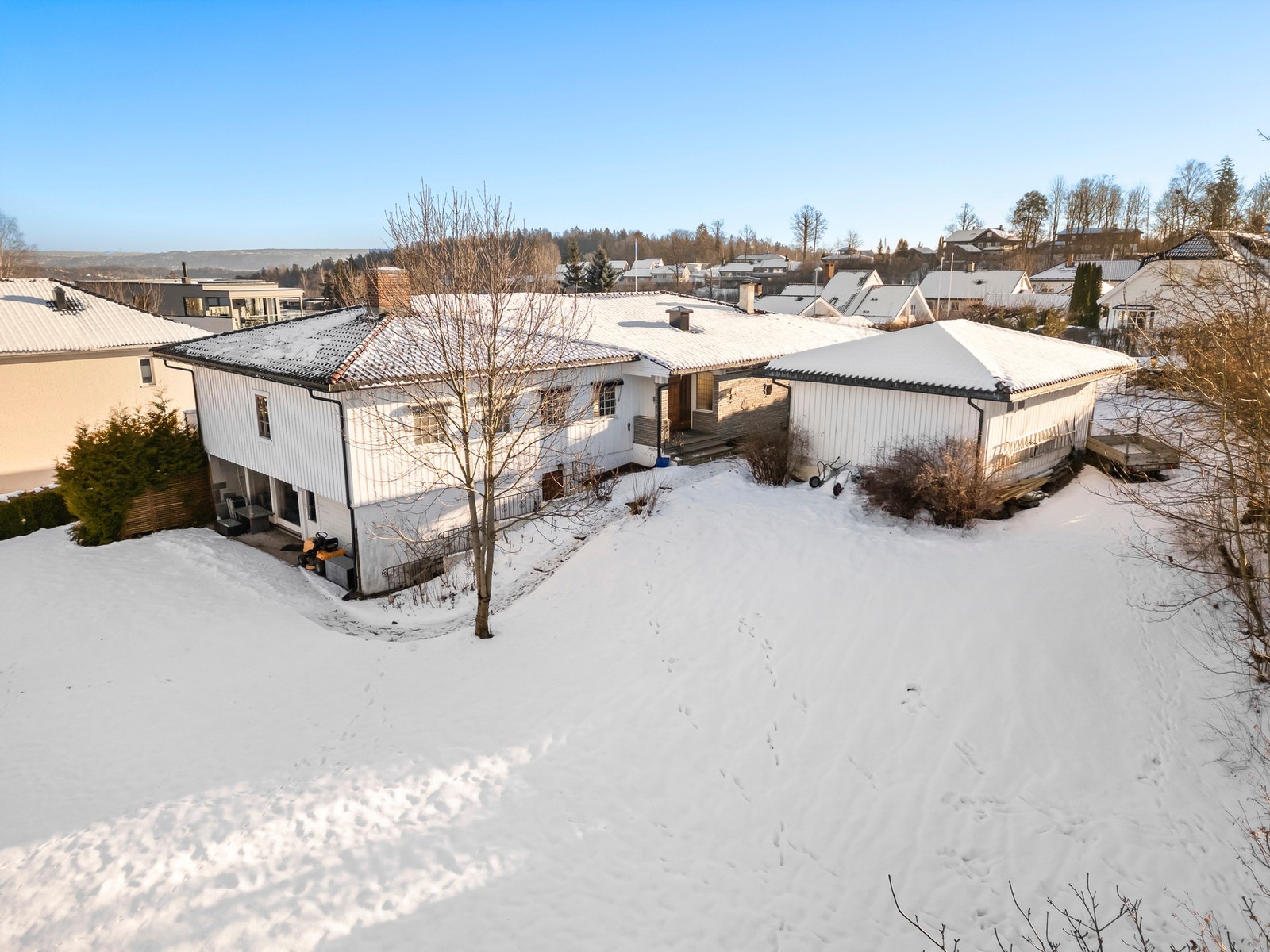 Pen og velholdt enebolig over 2 plan, herunder underetasje og 1. etasje. I tillegg er det en stor dobbelgarasje på eiendommen og en hyggelig hagestue. Galleribilde