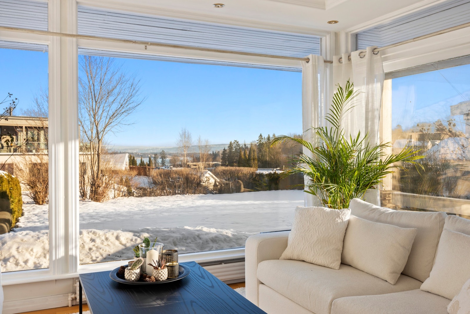 Utsikt mot øst fra stuevinduene i 1. etasje Galleribilde