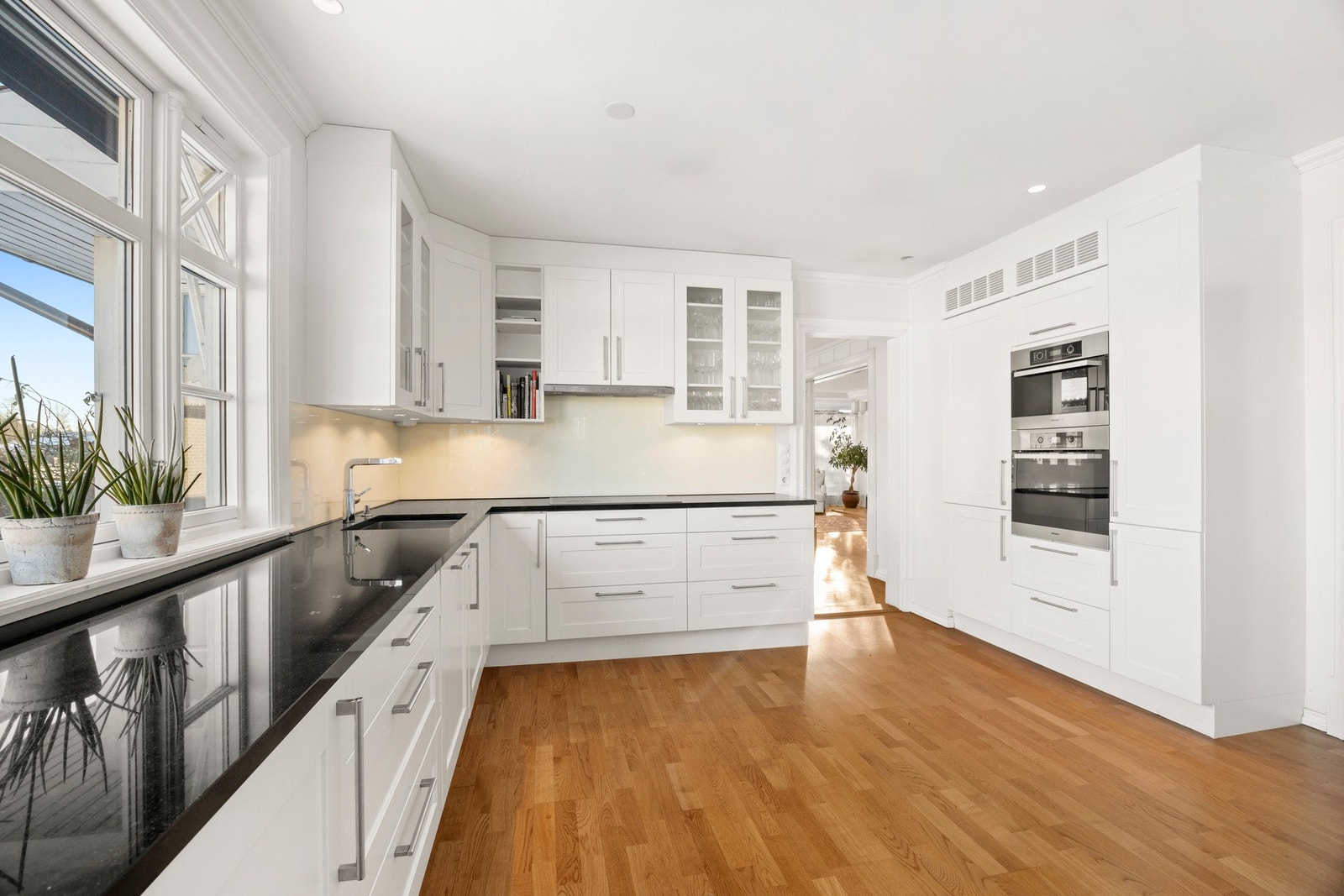 Ny kjøkkeninnredning i 2013 fra Huseby Kjøkken og granitt benkeplate Galleribilde