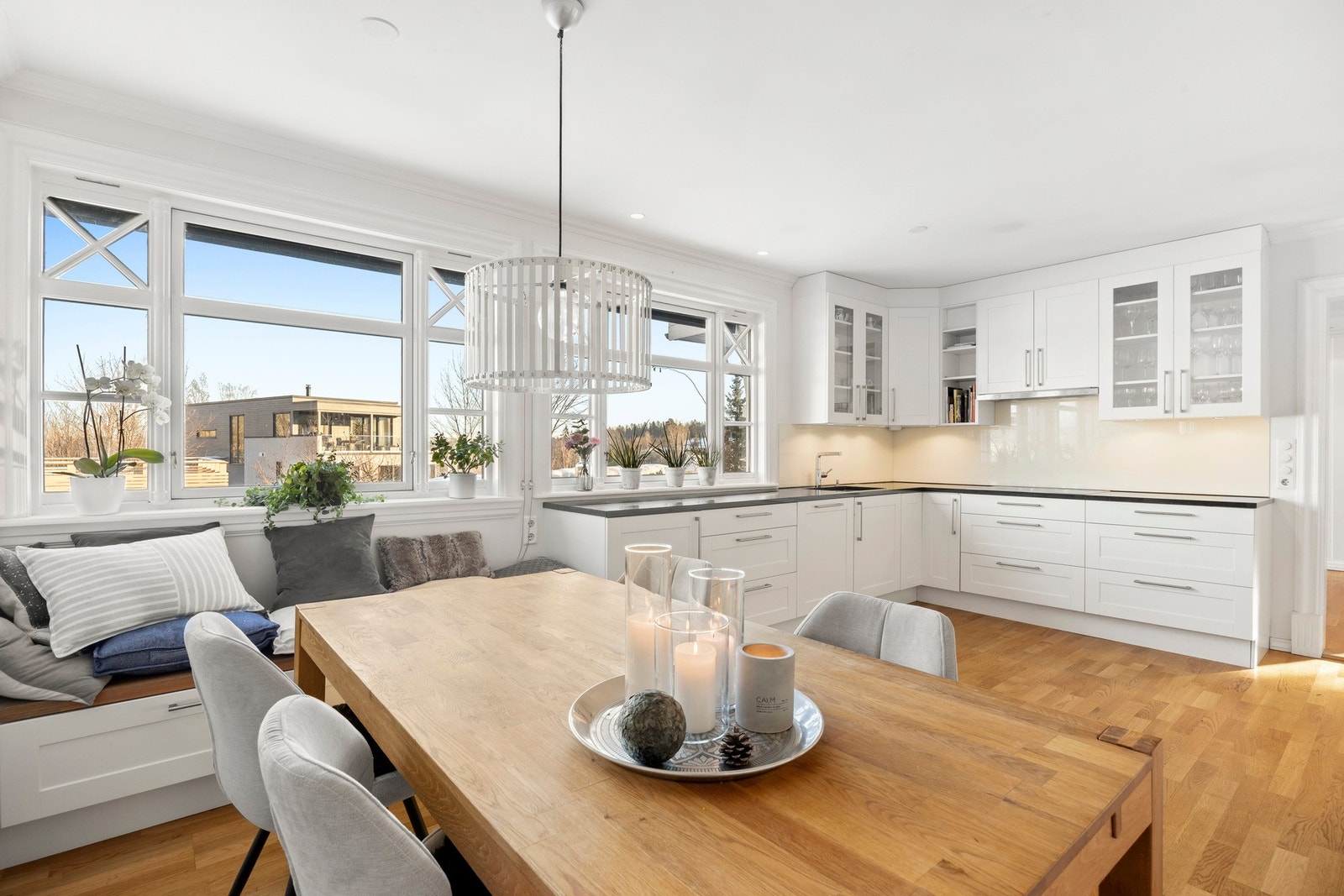 Kjøkken i 1. etasje med god plass til spisebord Galleribilde