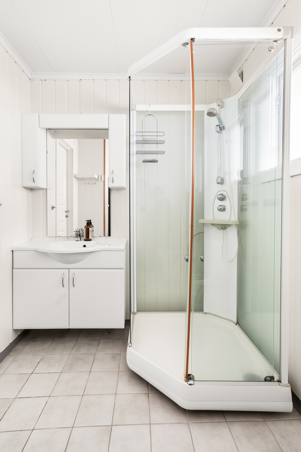 Badet i 1. etasje er utstyrt med dusjkabinett, servant m/innredning og toalett. Galleribilde